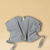 Die Drawstring Blouse LINA von LABEL17 hat einen runden Halsausschnitt und einen verstellbaren Tunnelzug am Saum. Aus Baumwolle ist dieses Top angenehm auf der Haut und ideal für warme Tage.