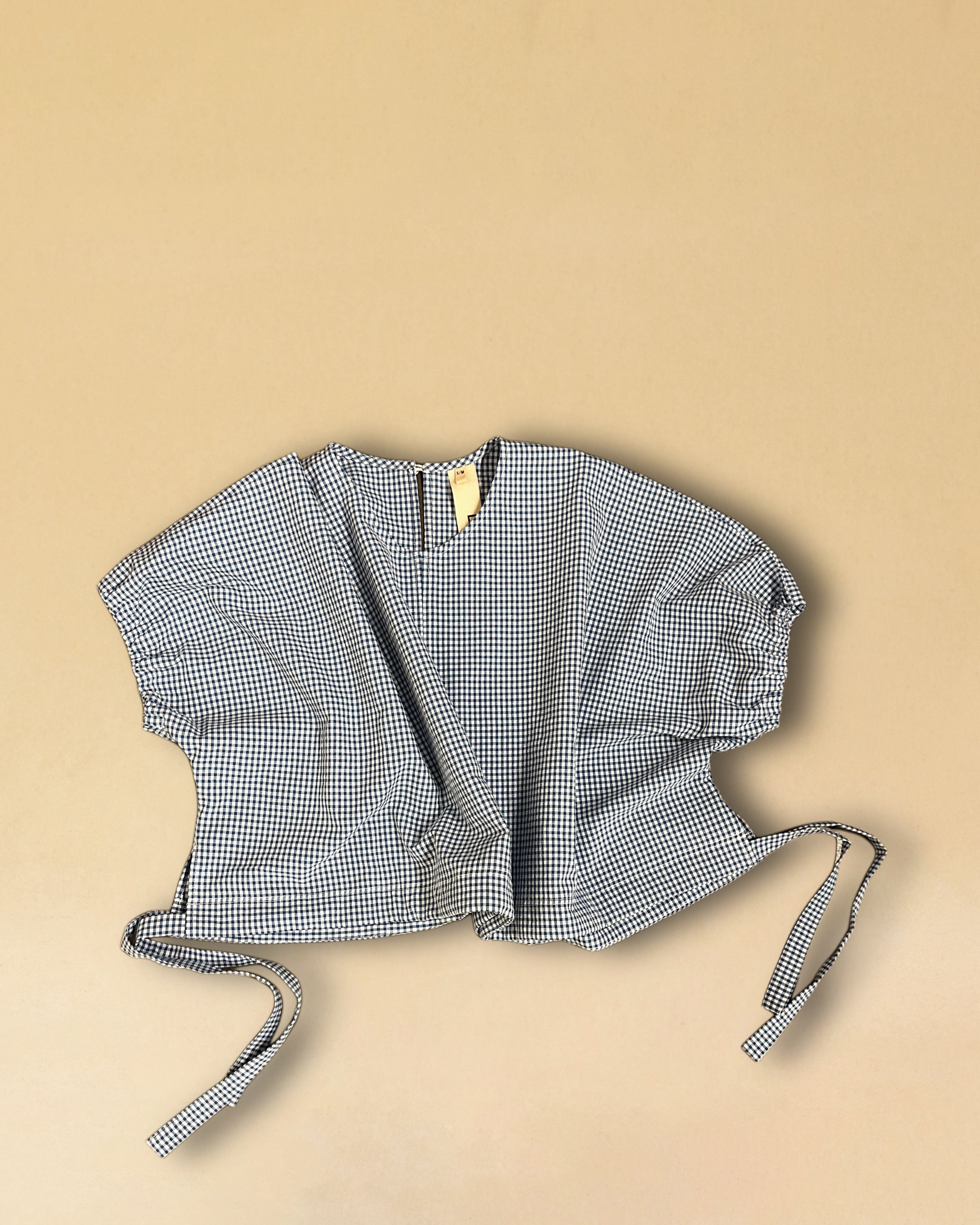 Die Drawstring Blouse LINA von LABEL17 hat einen runden Halsausschnitt und einen verstellbaren Tunnelzug am Saum. Aus Baumwolle ist dieses Top angenehm auf der Haut und ideal für warme Tage.
