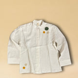 LABEL17's Blouse MANDY hat einen Stehkragen und eine gedeckte Knopfleiste aus einem leichten Baumwoll-Leinen-Mischgewebe – angenehm auf der Haut und ideal für warme Tage. Veredelt mit fünf handgehäkelten Blumen in verschiedenen Grössen und Farben – drei im Brustbereich und zwei unten rechts.