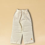 Die Pants DESERT von LABEL17 sind aus einem leichten Leinen-Baumwoll-Mischgewebe. Ein elastischer Bund sorgt für angenehmen Tragekomfort. Veredelt mit einer handgehäkelten Blume am unteren Hosenbein. Perfekt für den Sommer.