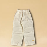 Die Pants DESERT von LABEL17 sind aus einem leichten Leinen-Baumwoll-Mischgewebe. Ein elastischer Bund sorgt für angenehmen Tragekomfort. Veredelt mit einer handgehäkelten Blume am unteren Hosenbein. Perfekt für den Sommer.