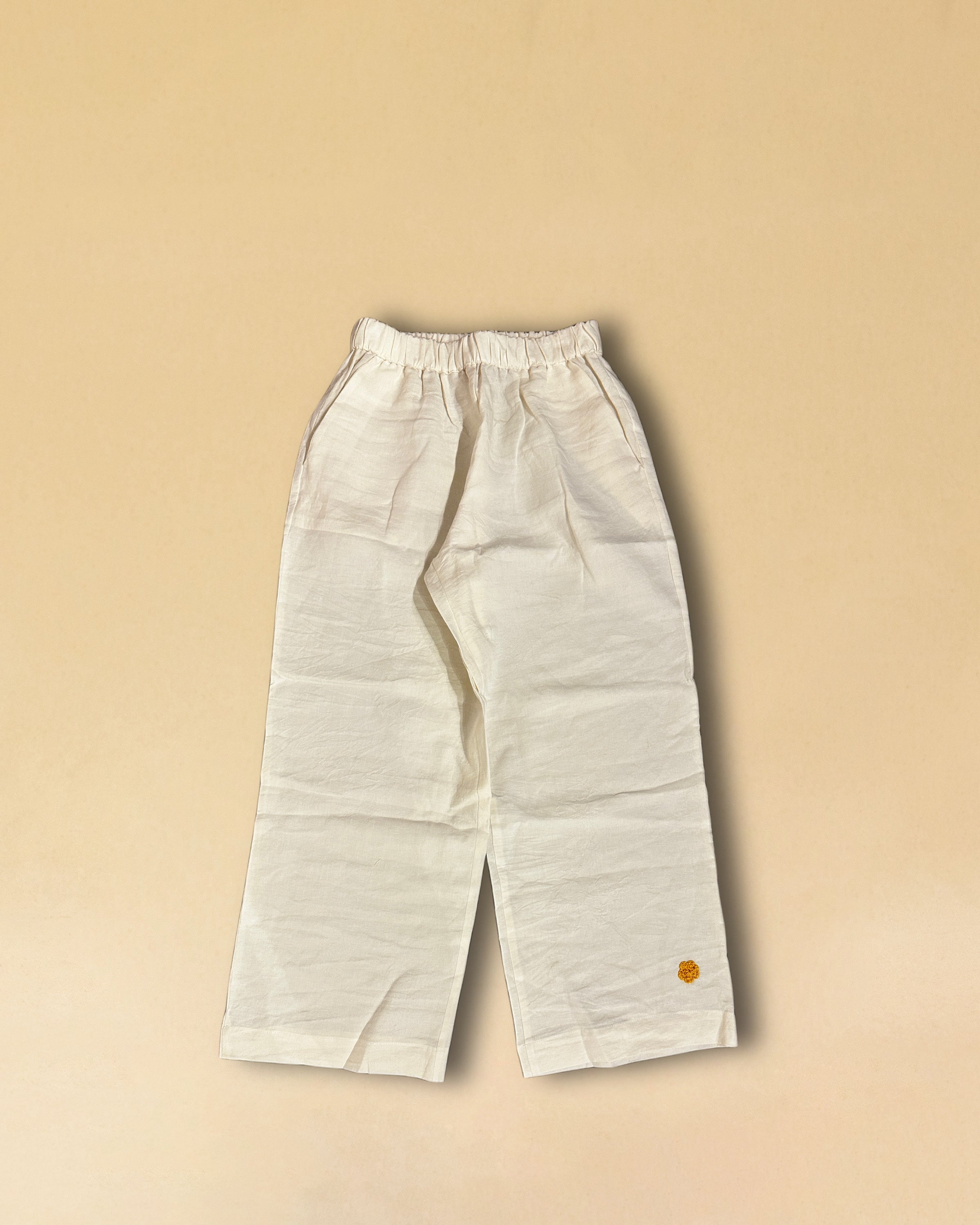 Die Pants DESERT von LABEL17 sind aus einem leichten Leinen-Baumwoll-Mischgewebe. Ein elastischer Bund sorgt für angenehmen Tragekomfort. Veredelt mit einer handgehäkelten Blume am unteren Hosenbein. Perfekt für den Sommer.