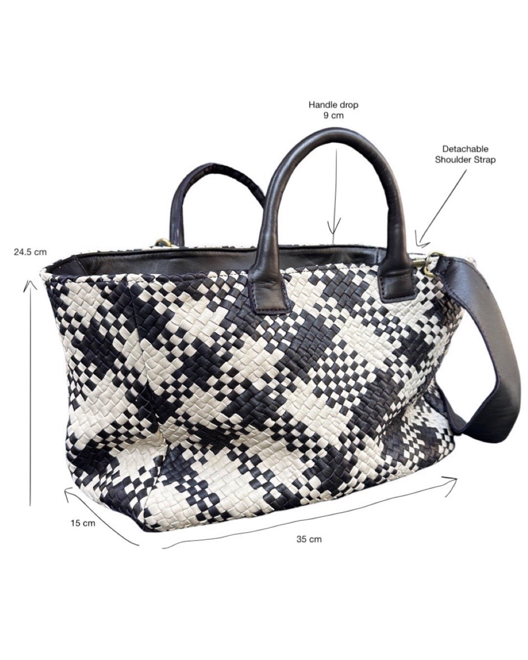LABEL17 presents the Handbag Cabas Tresse Standard in checkered, a hand-braided companion for the whole day.