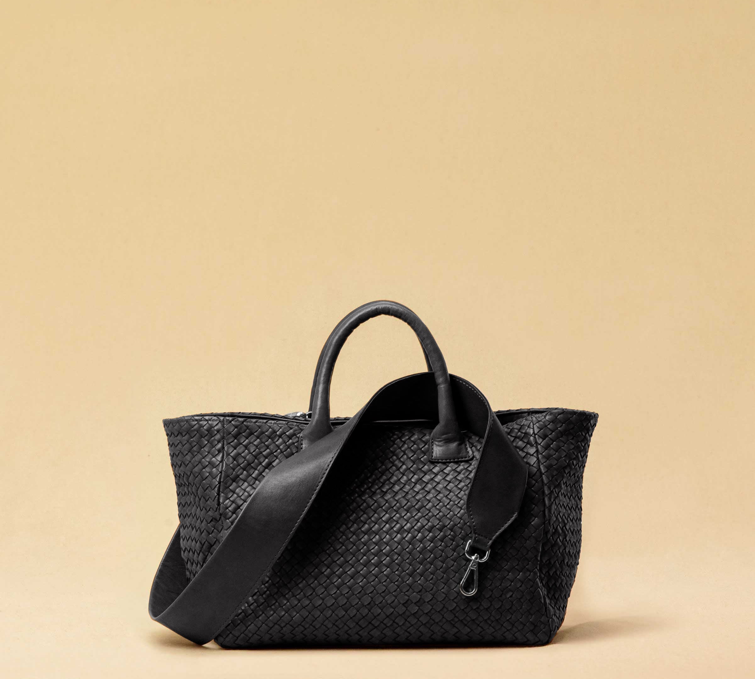The Cabas Medium by LABEL17 is a lightweight handbag crafted from supple, vegetable-tanned nappa leather. Hand-braided and finished with a zip closure and detachable shoulder strap, it features a leather-lined interior with a secure inner pocket – combining refined design with everyday functionality. Handmade in Morocco.
