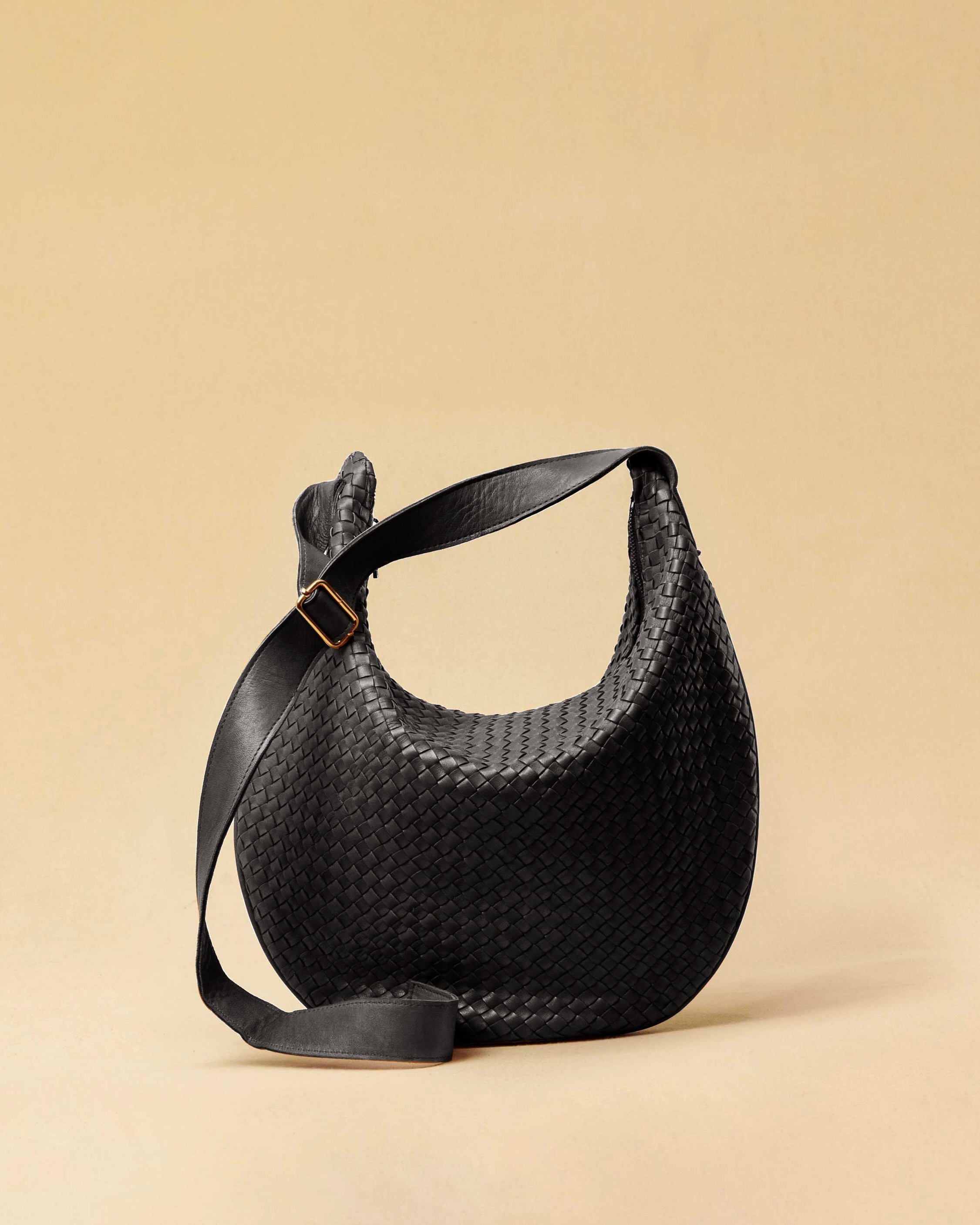 The Saddle Bag LUNA by LABEL17 is hand-braided from the finest vegetable-tanned nappa leather. Its softly curved saddle shape is elegantly defined by a delicate piped seam, allowing it to rest comfortably against the body. It features a zip closure, a leather-lined interior, and a secure inner pocket. The adjustable strap allows for shoulder or crossbody wear – a versatile companion for every day. Handmade in Morocco.