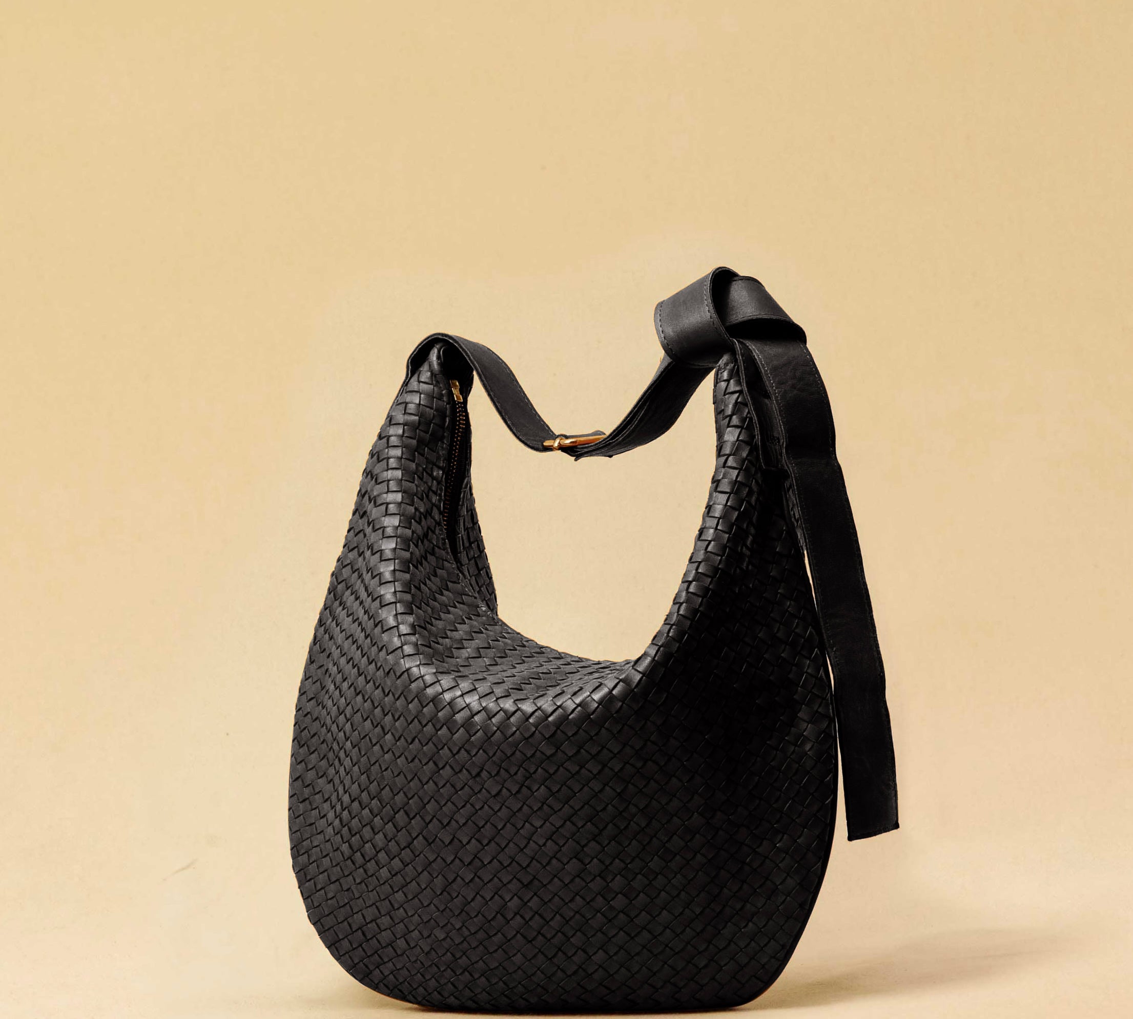 The Saddle Bag LUNA by LABEL17 is hand-braided from the finest vegetable-tanned nappa leather. Its softly curved saddle shape is elegantly defined by a delicate piped seam, allowing it to rest comfortably against the body. It features a zip closure, a leather-lined interior, and a secure inner pocket. The adjustable strap allows for shoulder or crossbody wear – a versatile companion for every day. Handmade in Morocco.