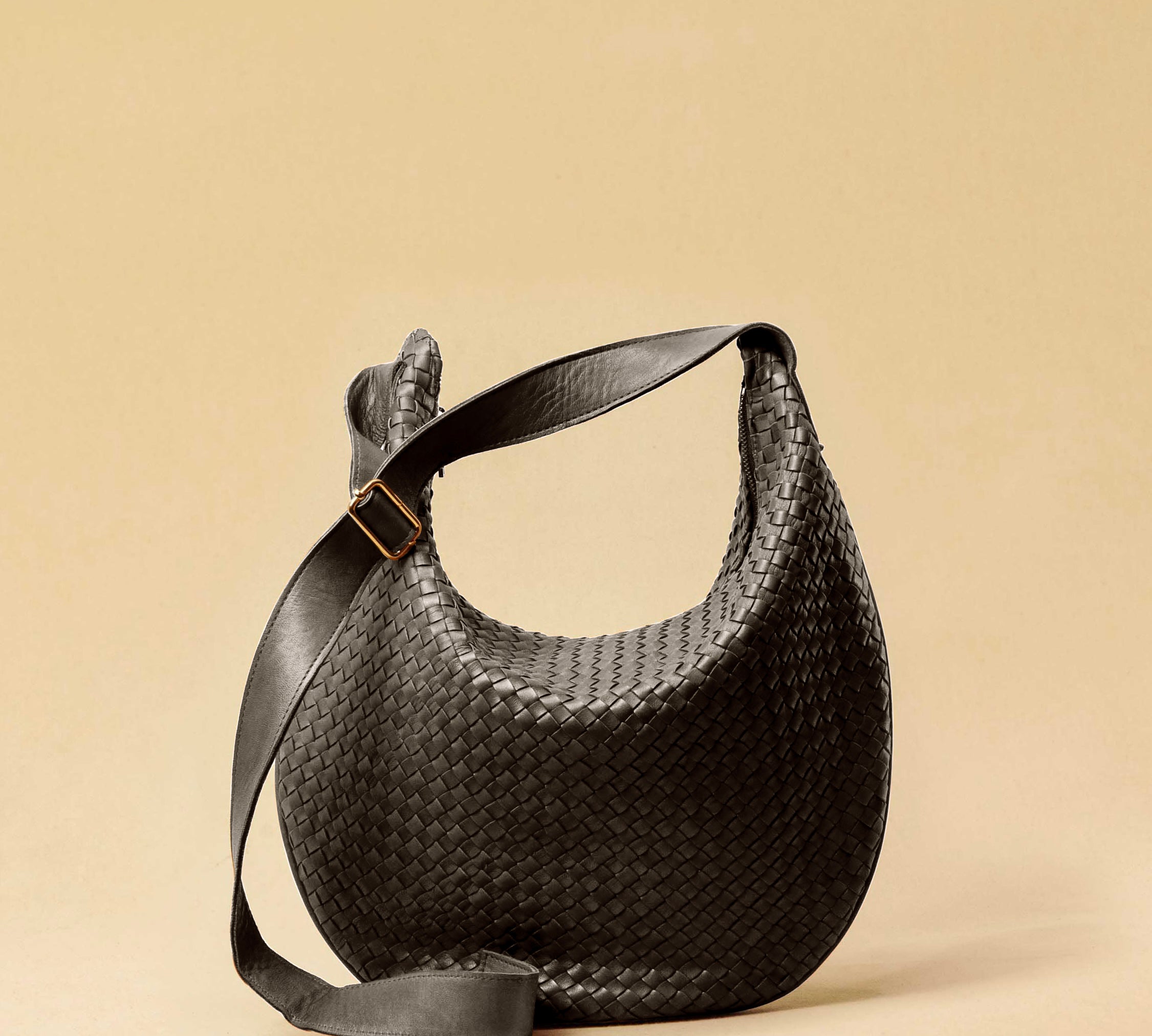 The Saddle Bag LUNA by LABEL17 is hand-braided from the finest vegetable-tanned nappa leather. Its softly curved saddle shape is elegantly defined by a delicate piped seam, allowing it to rest comfortably against the body. It features a zip closure, a leather-lined interior, and a secure inner pocket. The adjustable strap allows for shoulder or crossbody wear – a versatile companion for every day. Handmade in Morocco.