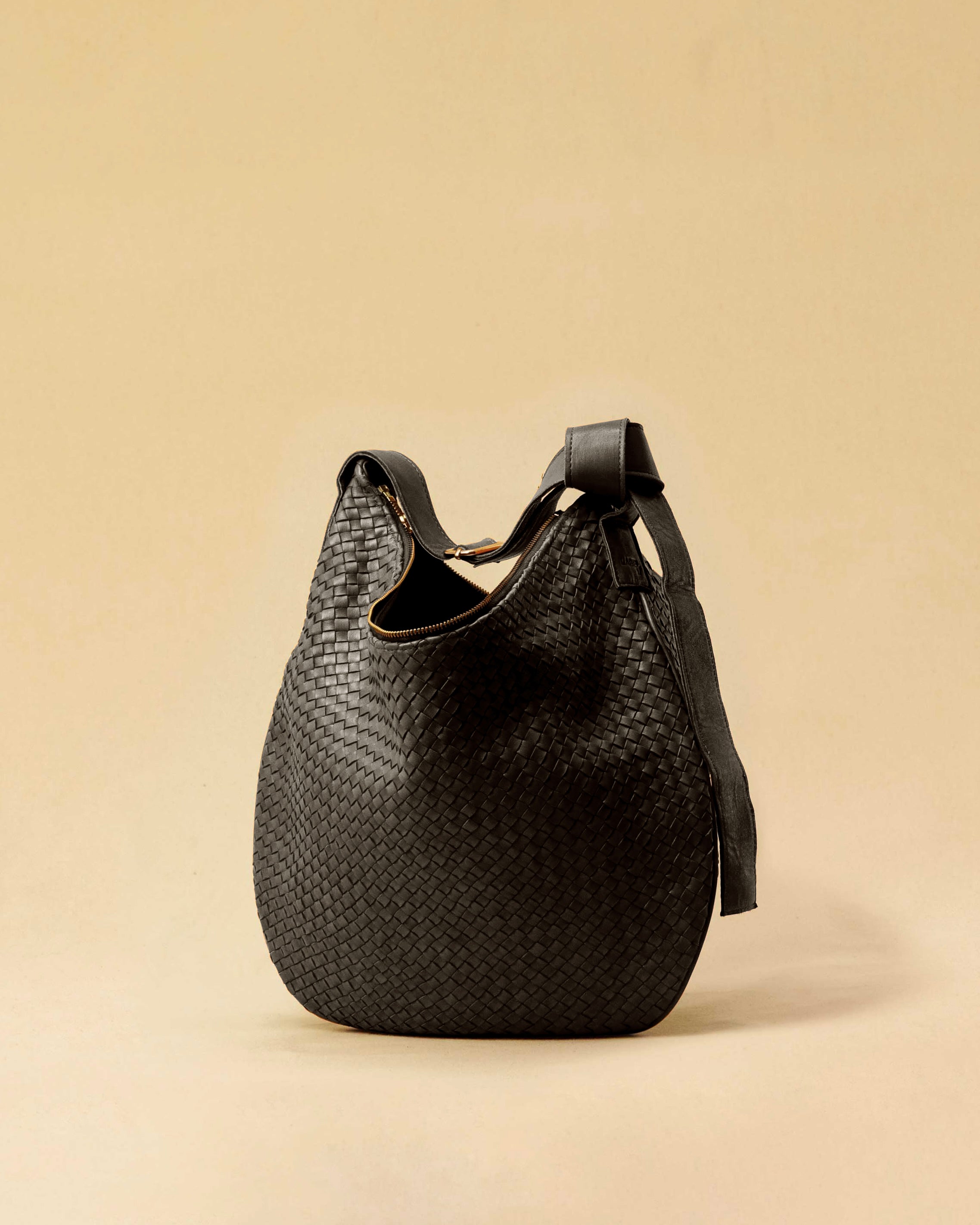 The Saddle Bag LUNA by LABEL17 is hand-braided from the finest vegetable-tanned nappa leather. Its softly curved saddle shape is elegantly defined by a delicate piped seam, allowing it to rest comfortably against the body. It features a zip closure, a leather-lined interior, and a secure inner pocket. The adjustable strap allows for shoulder or crossbody wear – a versatile companion for every day. Handmade in Morocco.