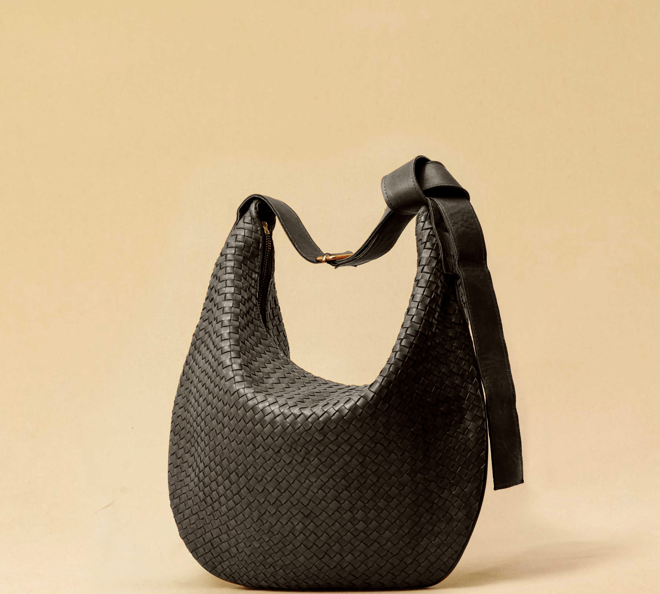 The Saddle Bag LUNA by LABEL17 is hand-braided from the finest vegetable-tanned nappa leather. Its softly curved saddle shape is elegantly defined by a delicate piped seam, allowing it to rest comfortably against the body. It features a zip closure, a leather-lined interior, and a secure inner pocket. The adjustable strap allows for shoulder or crossbody wear – a versatile companion for every day. Handmade in Morocco.