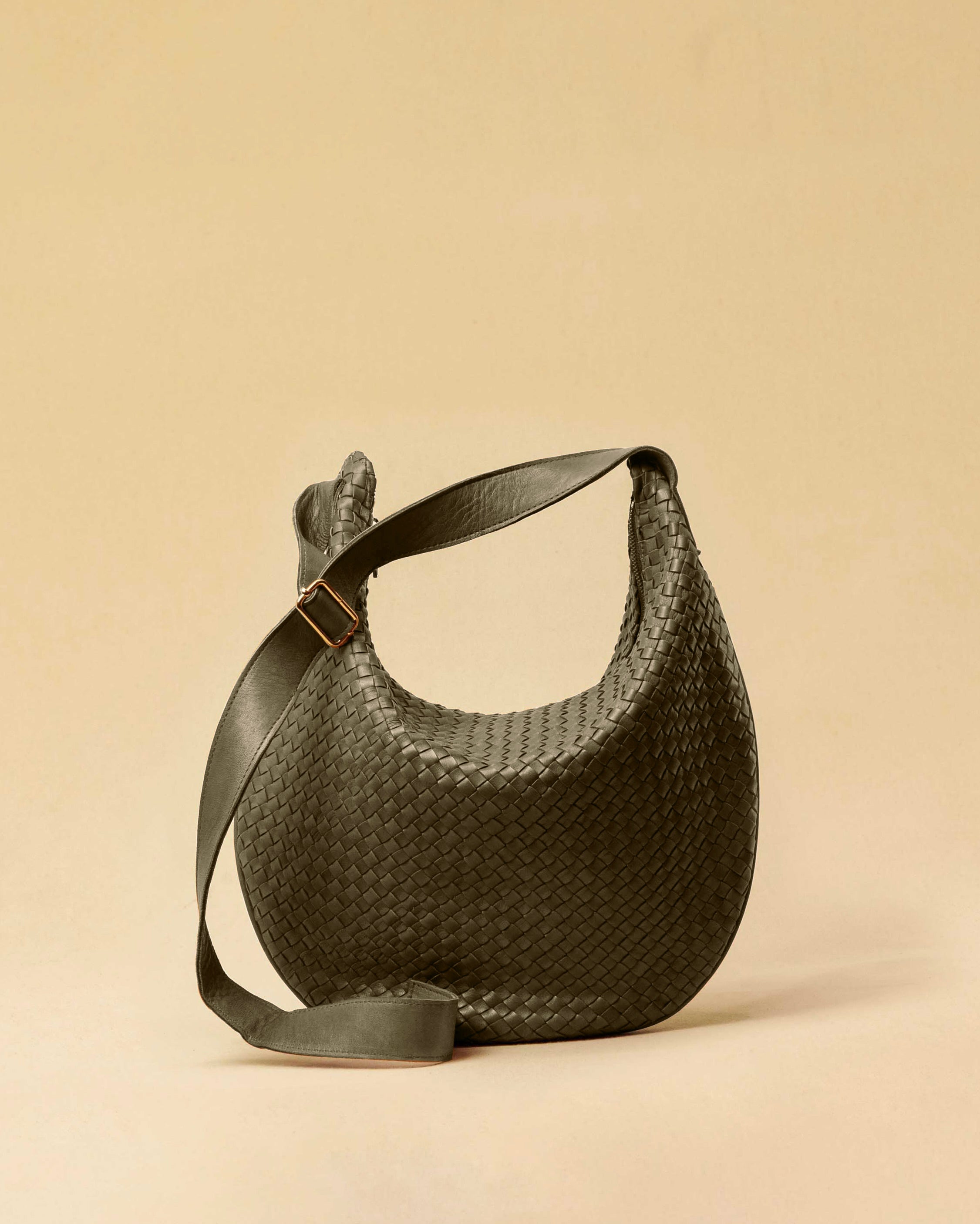 The Saddle Bag LUNA by LABEL17 is hand-braided from the finest vegetable-tanned nappa leather. Its softly curved saddle shape is elegantly defined by a delicate piped seam, allowing it to rest comfortably against the body. It features a zip closure, a leather-lined interior, and a secure inner pocket. The adjustable strap allows for shoulder or crossbody wear – a versatile companion for every day. Handmade in Morocco.