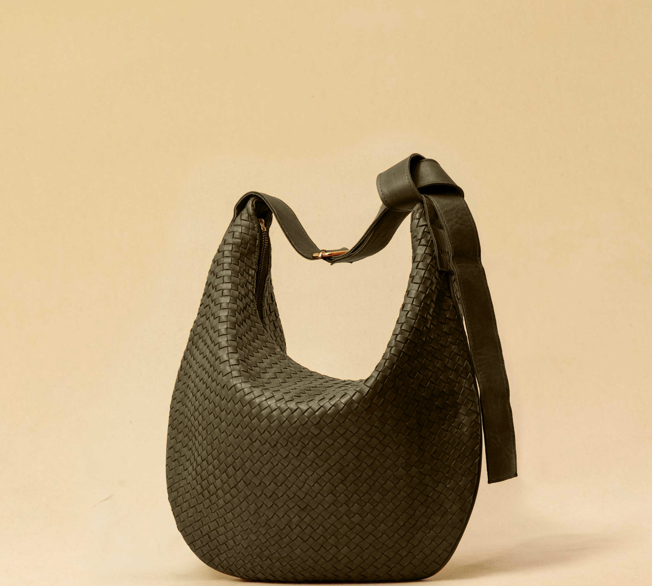 The Saddle Bag LUNA by LABEL17 is hand-braided from the finest vegetable-tanned nappa leather. Its softly curved saddle shape is elegantly defined by a delicate piped seam, allowing it to rest comfortably against the body. It features a zip closure, a leather-lined interior, and a secure inner pocket. The adjustable strap allows for shoulder or crossbody wear – a versatile companion for every day. Handmade in Morocco.