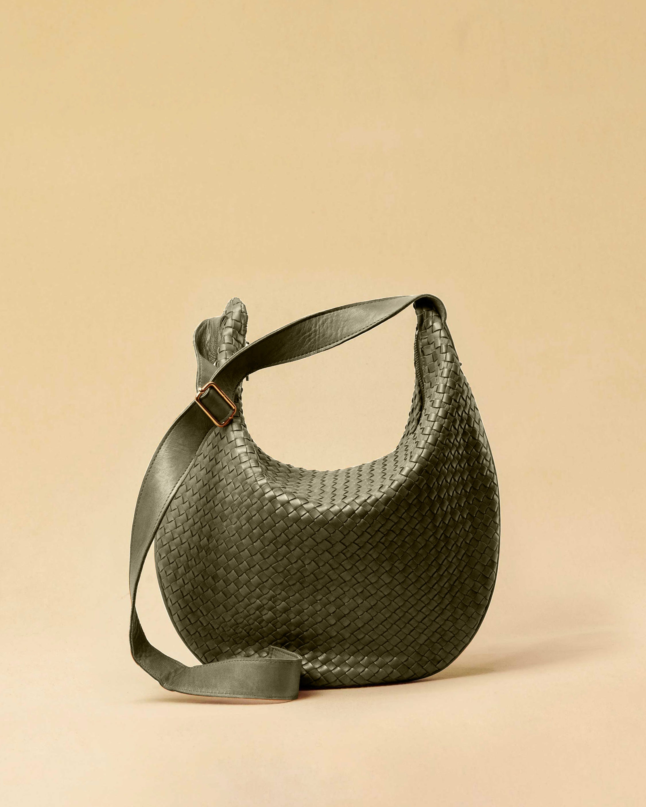 The Saddle Bag LUNA by LABEL17 is hand-braided from the finest vegetable-tanned nappa leather. Its softly curved saddle shape is elegantly defined by a delicate piped seam, allowing it to rest comfortably against the body. It features a zip closure, a leather-lined interior, and a secure inner pocket. The adjustable strap allows for shoulder or crossbody wear – a versatile companion for every day. Handmade in Morocco.
