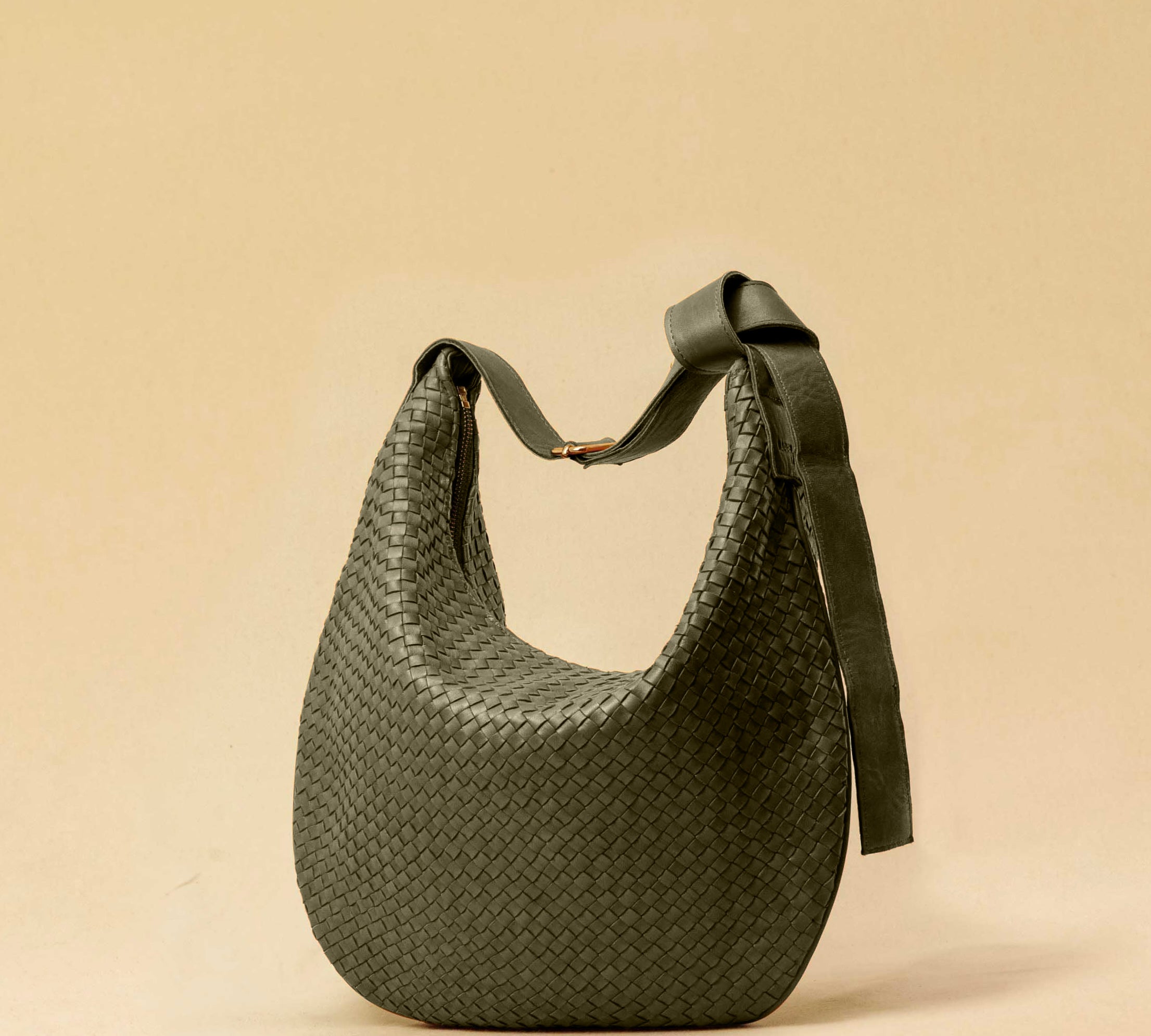 The Saddle Bag LUNA by LABEL17 is hand-braided from the finest vegetable-tanned nappa leather. Its softly curved saddle shape is elegantly defined by a delicate piped seam, allowing it to rest comfortably against the body. It features a zip closure, a leather-lined interior, and a secure inner pocket. The adjustable strap allows for shoulder or crossbody wear – a versatile companion for every day. Handmade in Morocco.