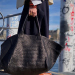 The Shoulder Bag ORIGINAL XL (Weekender) by LABEL17 is made from supple, vegetable-tanned nappa leather. The hand-braided leather bag can be made smaller on both sides from the inside with press studs and also includes a detachable, hand-braided pouch for organization inside the bag.