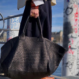 The Shoulder Bag ORIGINAL XL (Weekender) by LABEL17 is made from supple, vegetable-tanned nappa leather. The hand-braided leather bag can be made smaller on both sides from the inside with press studs and also includes a detachable, hand-braided pouch for organization inside the bag.