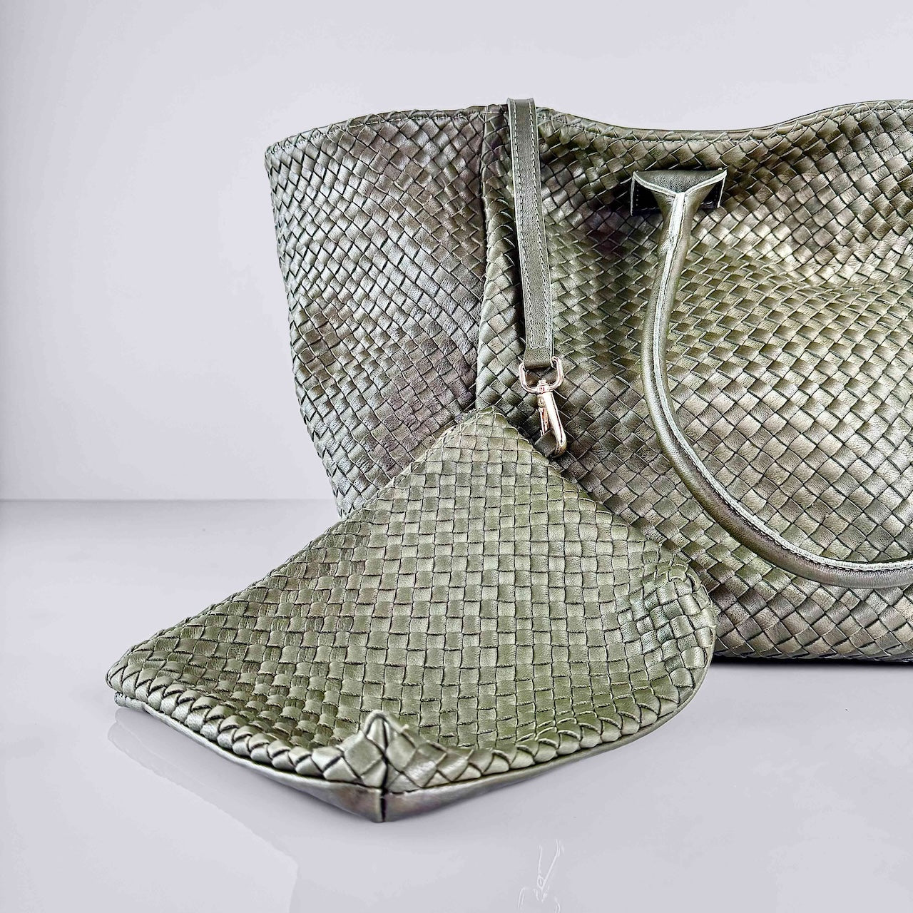 The Shoulder Bag ORIGINAL XL (Weekender) by LABEL17 is made from supple, vegetable-tanned nappa leather. The hand-braided leather bag can be made smaller on both sides from the inside with press studs and also includes a detachable, hand-braided pouch for organization inside the bag.