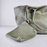 The Shoulder Bag ORIGINAL XL (Weekender) by LABEL17 is made from supple, vegetable-tanned nappa leather. The hand-braided leather bag can be made smaller on both sides from the inside with press studs and also includes a detachable, hand-braided pouch for organization inside the bag.