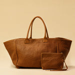 The Shoulder Bag ORIGINAL XL (Weekender) by LABEL17 is made from supple, vegetable-tanned nappa leather. The hand-braided leather bag can be made smaller on both sides from the inside with press studs and also includes a detachable, hand-braided pouch for organization inside the bag.