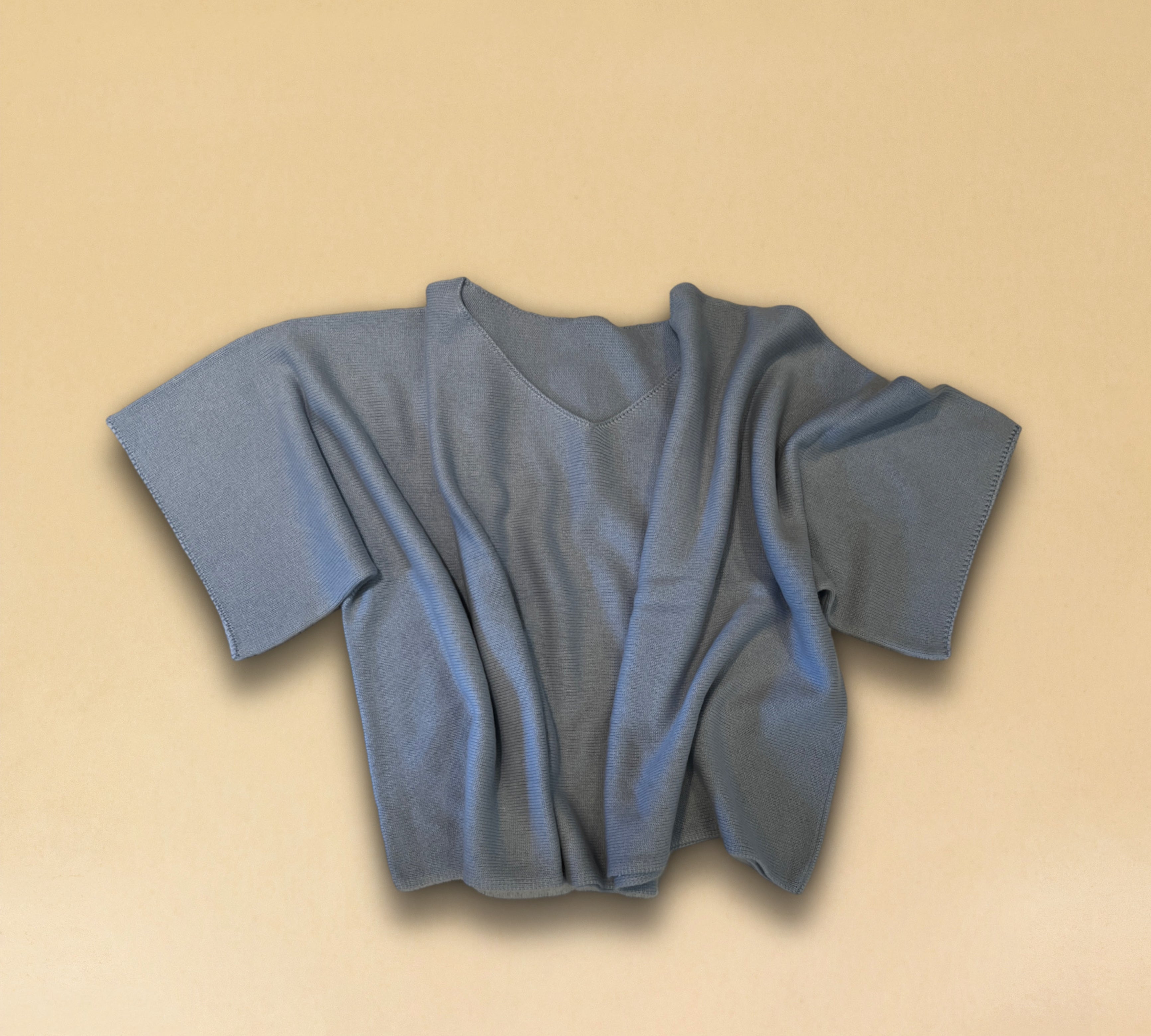 Zeitloser V-Kragen-Pullover SOLA aus reinem 2-fädigem Sommmer-Kaschmir in Blue Bubble Gum. Einheitliche Passform für sämtliche Grössen von 34 - 42 dank kastenförmigen Linie. Hergestellt in Nepal für LABEL17