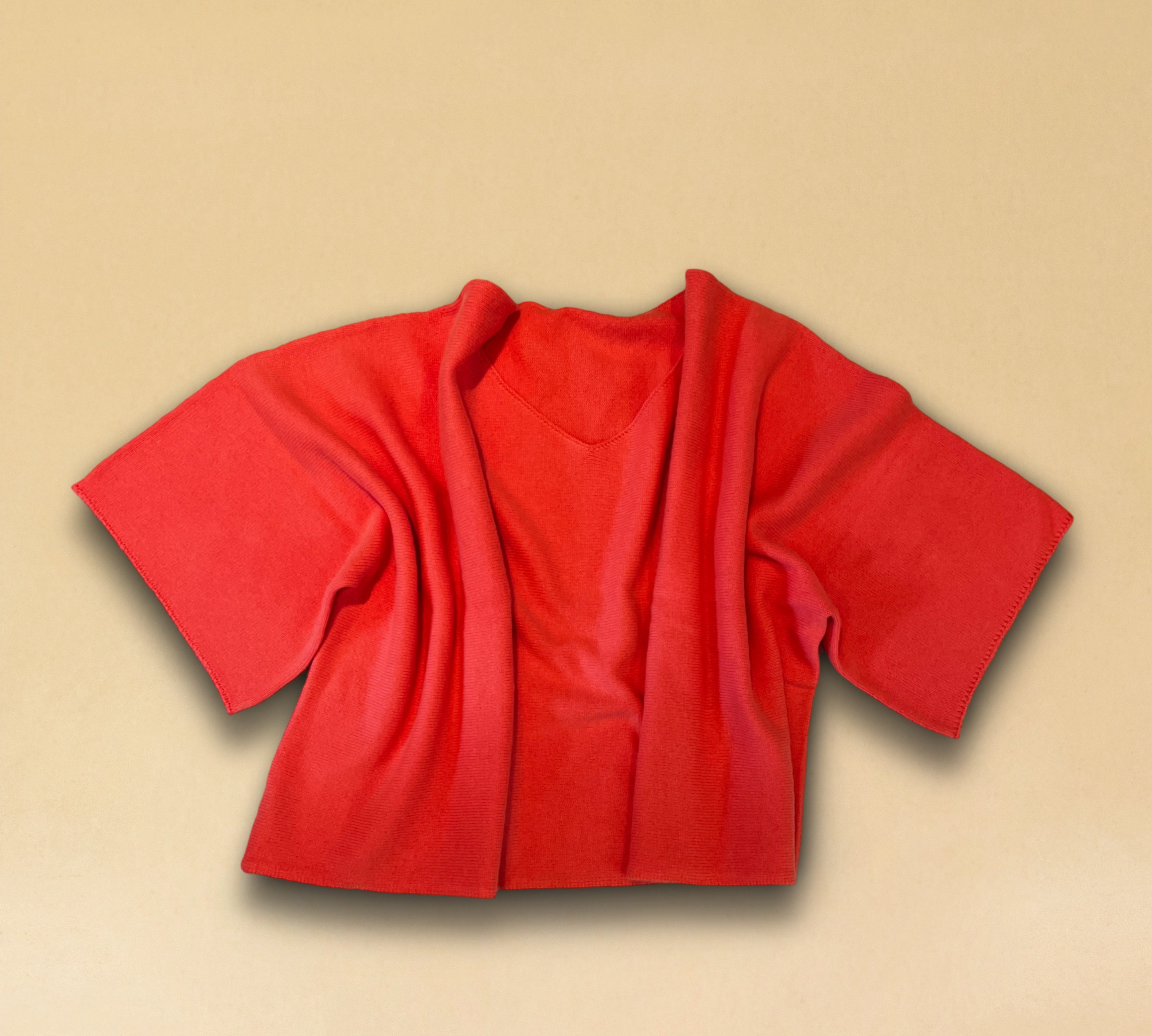 Zeitloser V-Kragen-Pullover SOLA aus reinem 2-fädigem Sommmer-Kaschmir in Orange. Einheitliche Passform für sämtliche Grössen von 34 - 42 dank kastenförmigen Linie. Hergestellt in Nepal für LABEL17