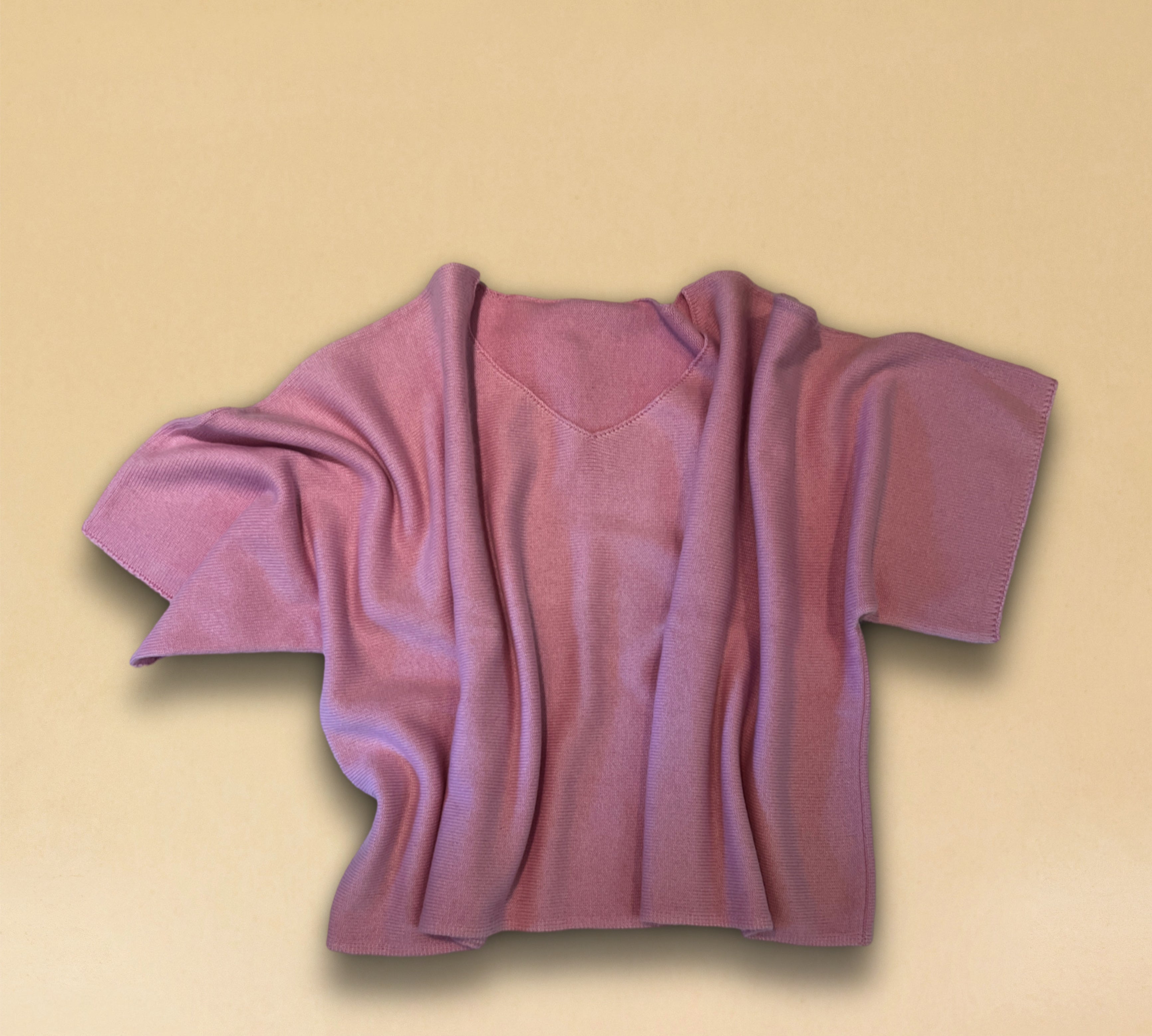 Zeitloser V-Kragen-Pullover SOLA aus reinem 2-fädigem Sommmer-Kaschmir in Pink Bubble Gum. Einheitliche Passform für sämtliche Grössen von 34 - 42 dank kastenförmigen Linie. Hergestellt in Nepal für LABEL17