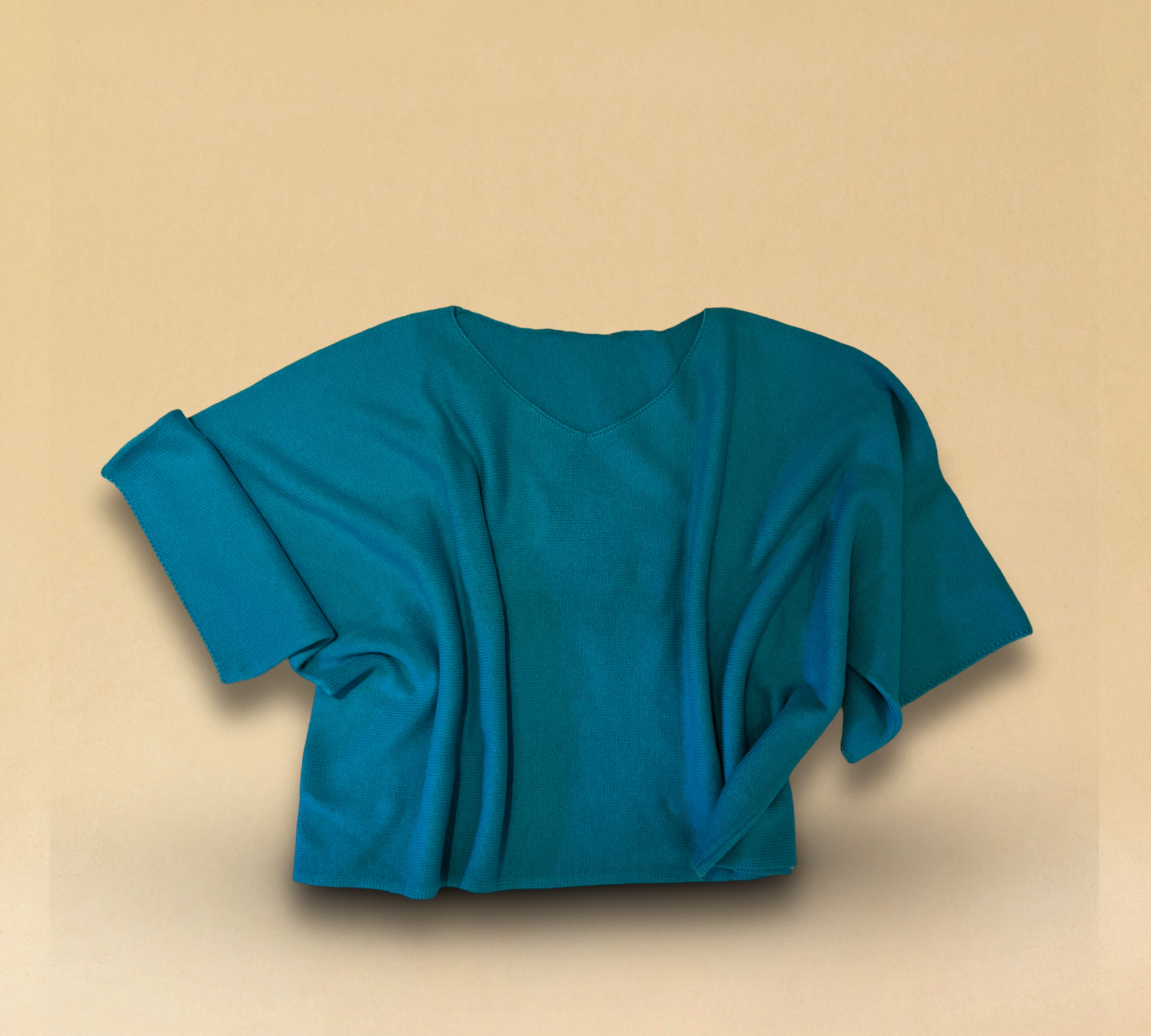 Zeitloser V-Kragen-Pullover SOLA aus reinem 2-fädigem Sommmer-Kaschmir in Turquoise. Einheitliche Passform für sämtliche Grössen von 34 - 42 dank kastenförmigen Linie. Hergestellt in Nepal für LABEL17