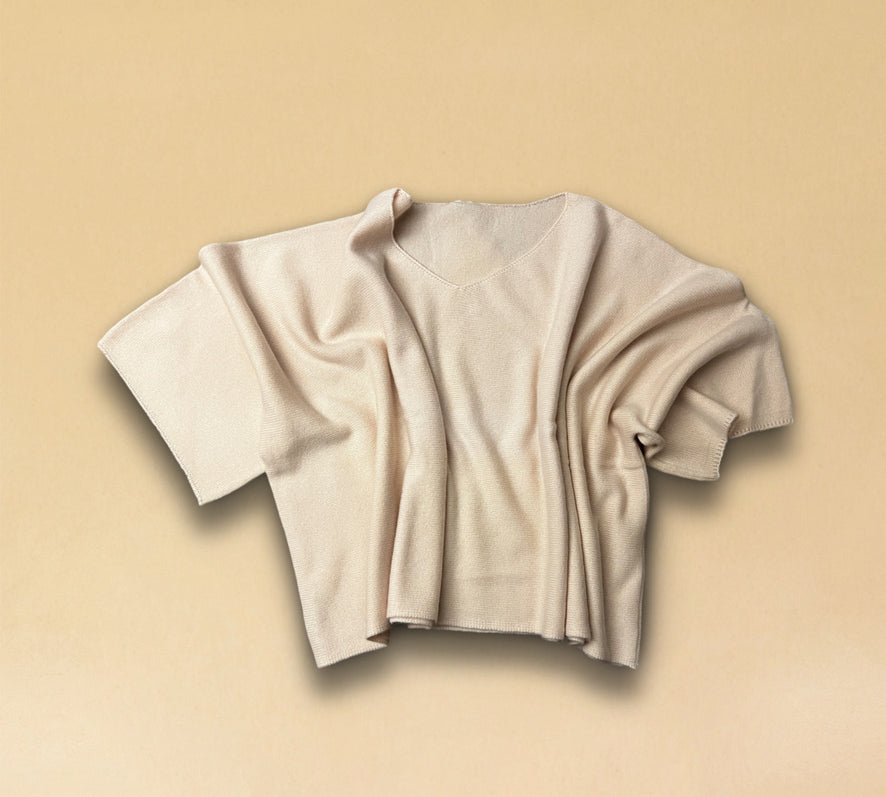 Zeitloser V-Kragen-Pullover SOLA aus reinem 2-fädigem Sommmer-Kaschmir. Einheitliche Passform für sämtliche Grössen von 34 - 42 dank kastenförmigen Linie. Hergestellt in Nepal für LABEL17