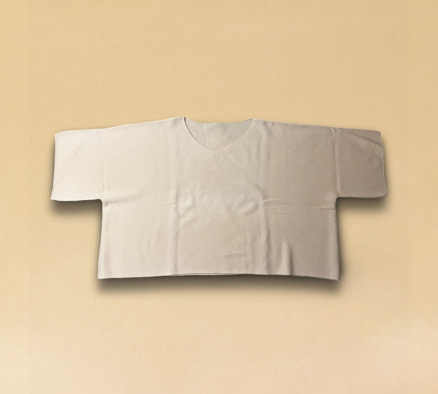 Zeitloser V-Kragen-Pullover SOLA aus reinem 2-fädigem Sommmer-Kaschmir. Einheitliche Passform für sämtliche Grössen von 34 - 42 dank kastenförmigen Linie. Hergestellt in Nepal für LABEL17
