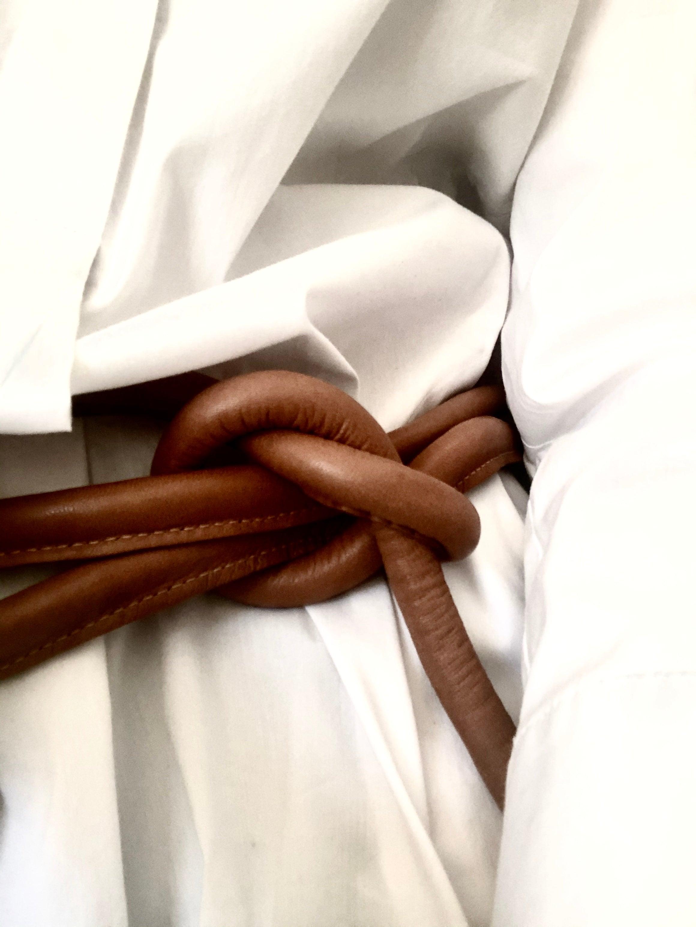 Sportive Lederkordel als Gürtel von LABEL17: Belt Knot, Ledergurt aus feinem, pflanzlich gegerbtem Lamm-Nappaleder, handgefertigt in Marokko, designed in Switzerland