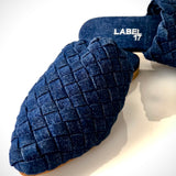 Der Babouche Tresse Denim von LABEL17 ist aus gewaschenem Denim in Baumwoll-Qualität gefertigt und von Hand geflochten. 