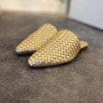 Handgeflochtene Babouche Tresse aus geschmeidigem, pflanzlich gegerbtem Lamm-Nappaleder in Gold von LABEL17, hergestellt in Marokko