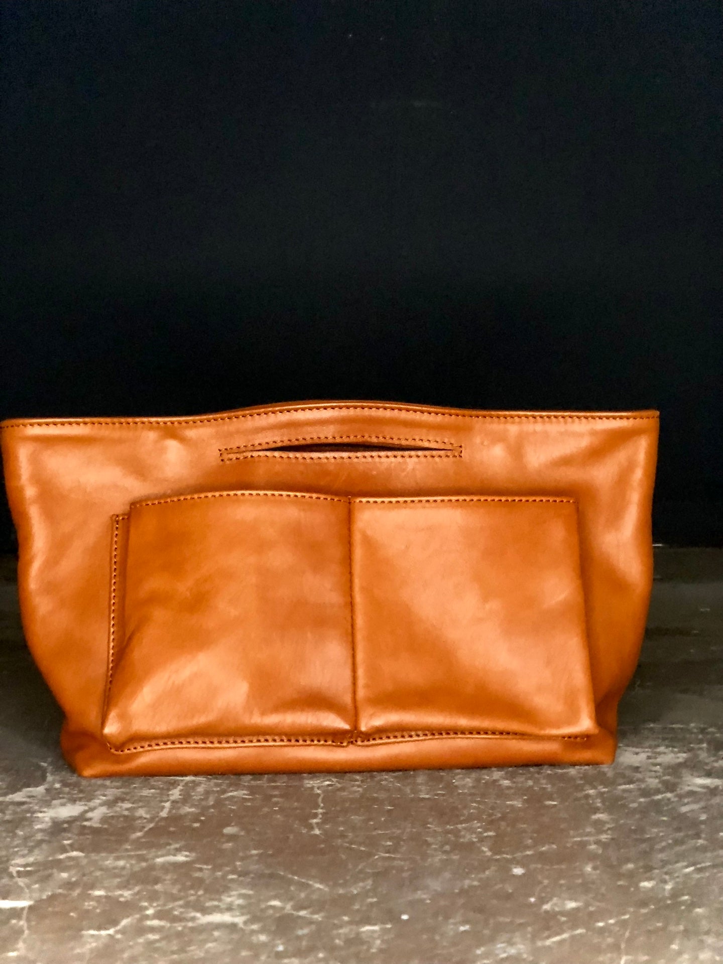 Der Bag Organizer von LABEL17 ist aus geschmeidigem Nappaleder gefertigt und sorgt auf leichte und stilvolle Art für Ordnung und Übersicht in grossen Taschen. Mit Integrierten Aussen- und Innenfächern und magnetischem Verschluss passt Sie perfekt in die Shoulder Bag Original.