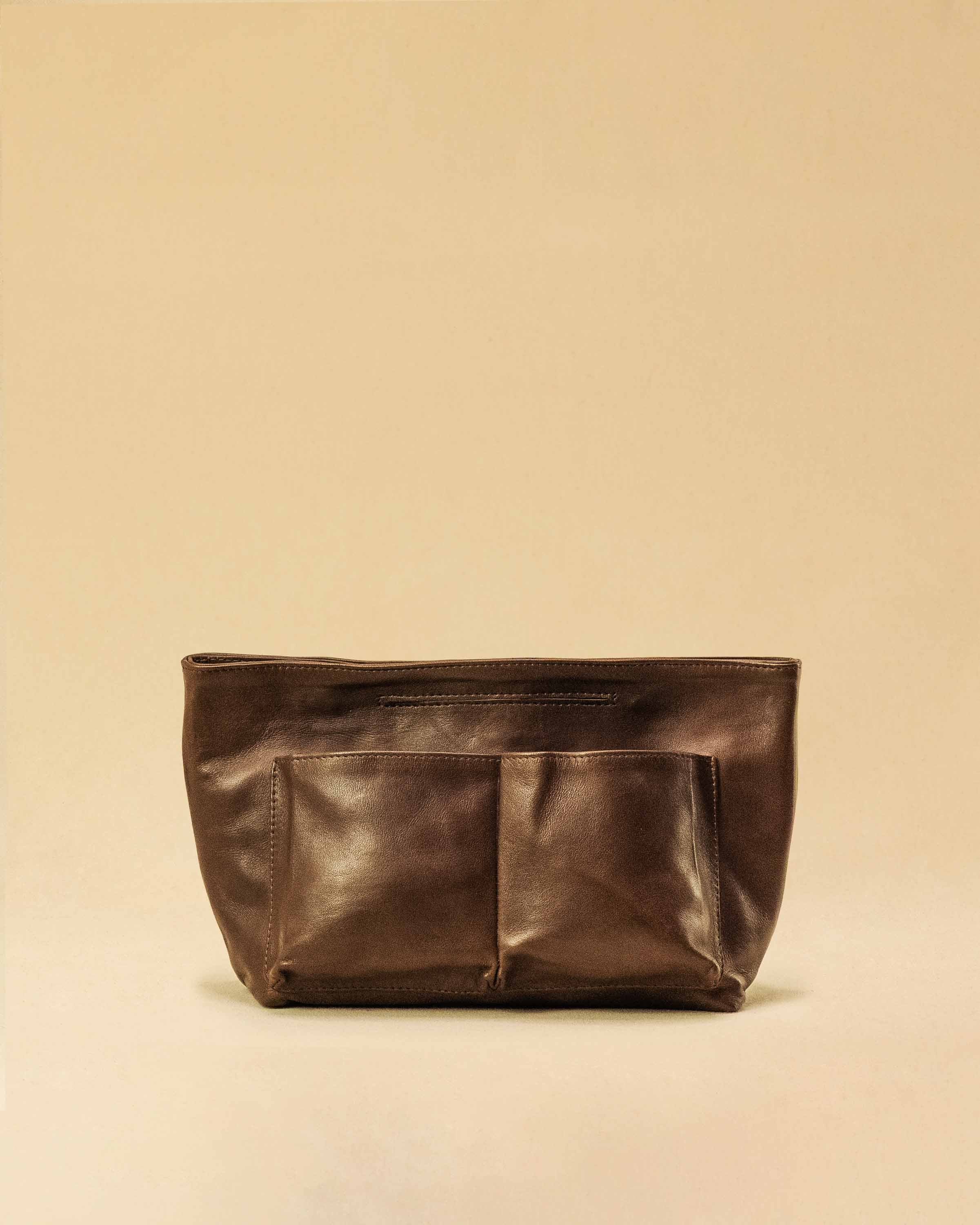 The Bag Organizer PENNY by LABEL17 is crafted from supple nappa leather and brings effortless style and order to large handbags. With integrated outer and inner compartments and a magnetic closure, it fits perfectly into our Shoulder Bag ORIGINAL.