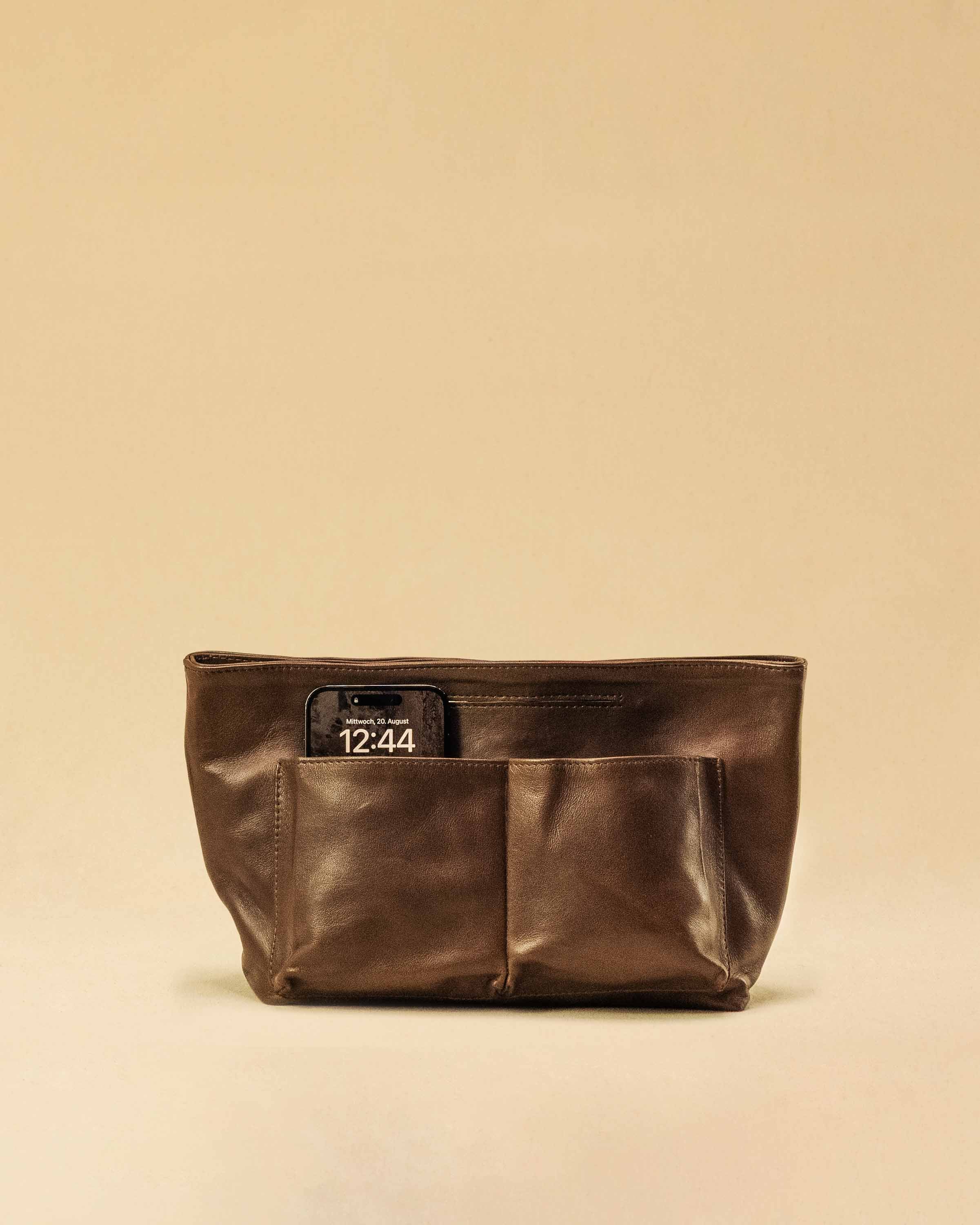The Bag Organizer PENNY by LABEL17 is crafted from supple nappa leather and brings effortless style and order to large handbags. With integrated outer and inner compartments and a magnetic closure, it fits perfectly into our Shoulder Bag ORIGINAL.
