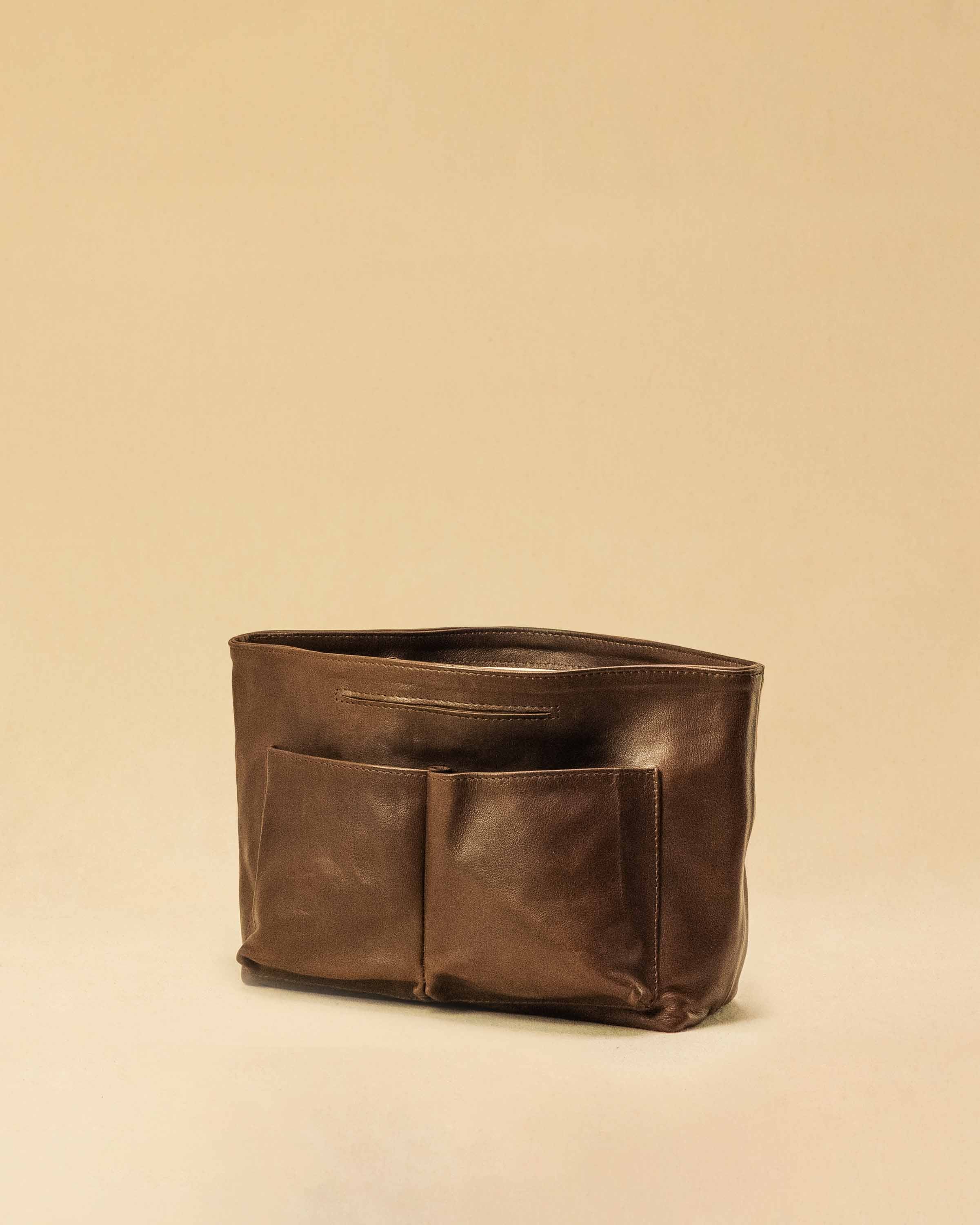 The Bag Organizer PENNY by LABEL17 is crafted from supple nappa leather and brings effortless style and order to large handbags. With integrated outer and inner compartments and a magnetic closure, it fits perfectly into our Shoulder Bag ORIGINAL.