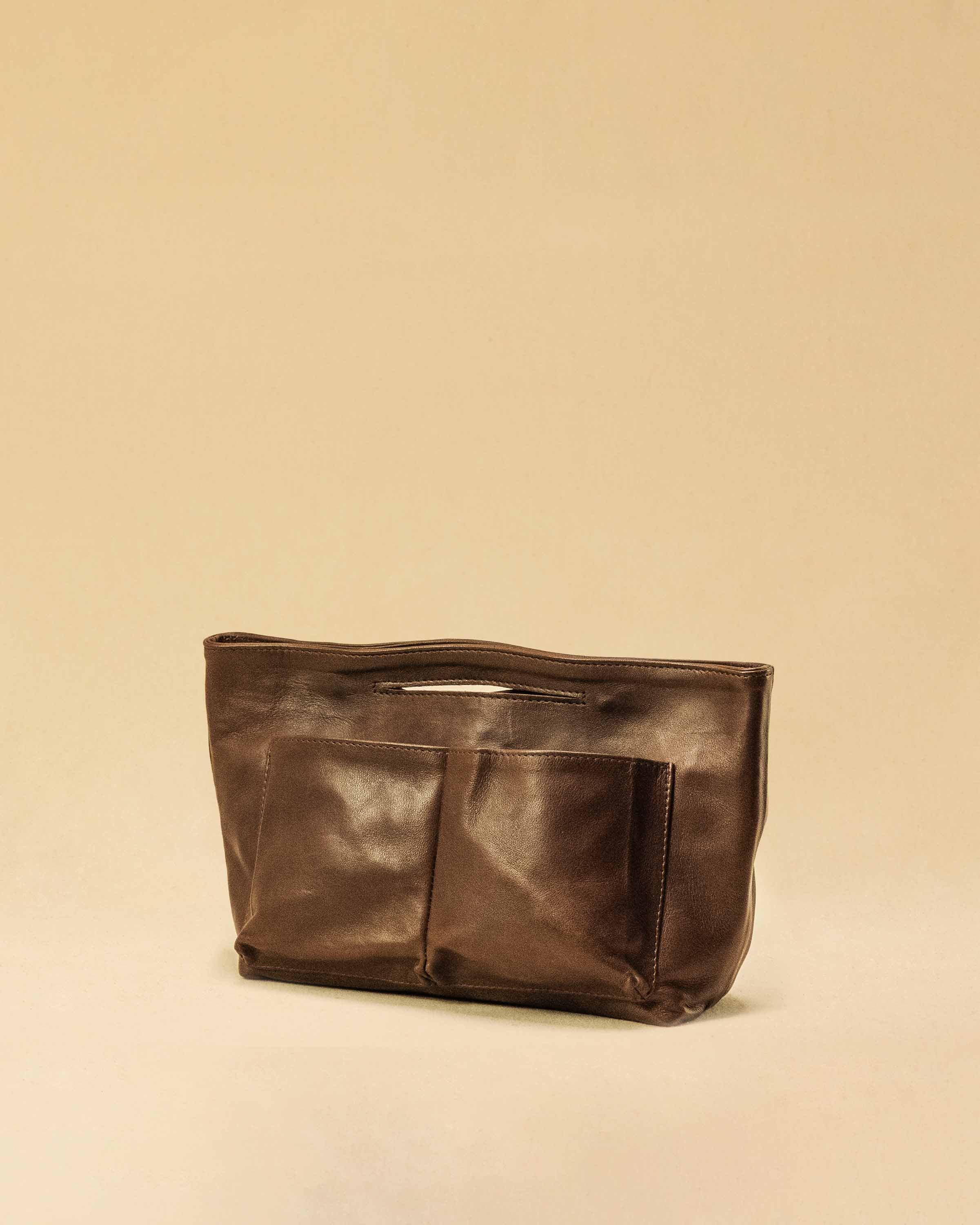 The Bag Organizer PENNY by LABEL17 is crafted from supple nappa leather and brings effortless style and order to large handbags. With integrated outer and inner compartments and a magnetic closure, it fits perfectly into our Shoulder Bag ORIGINAL.