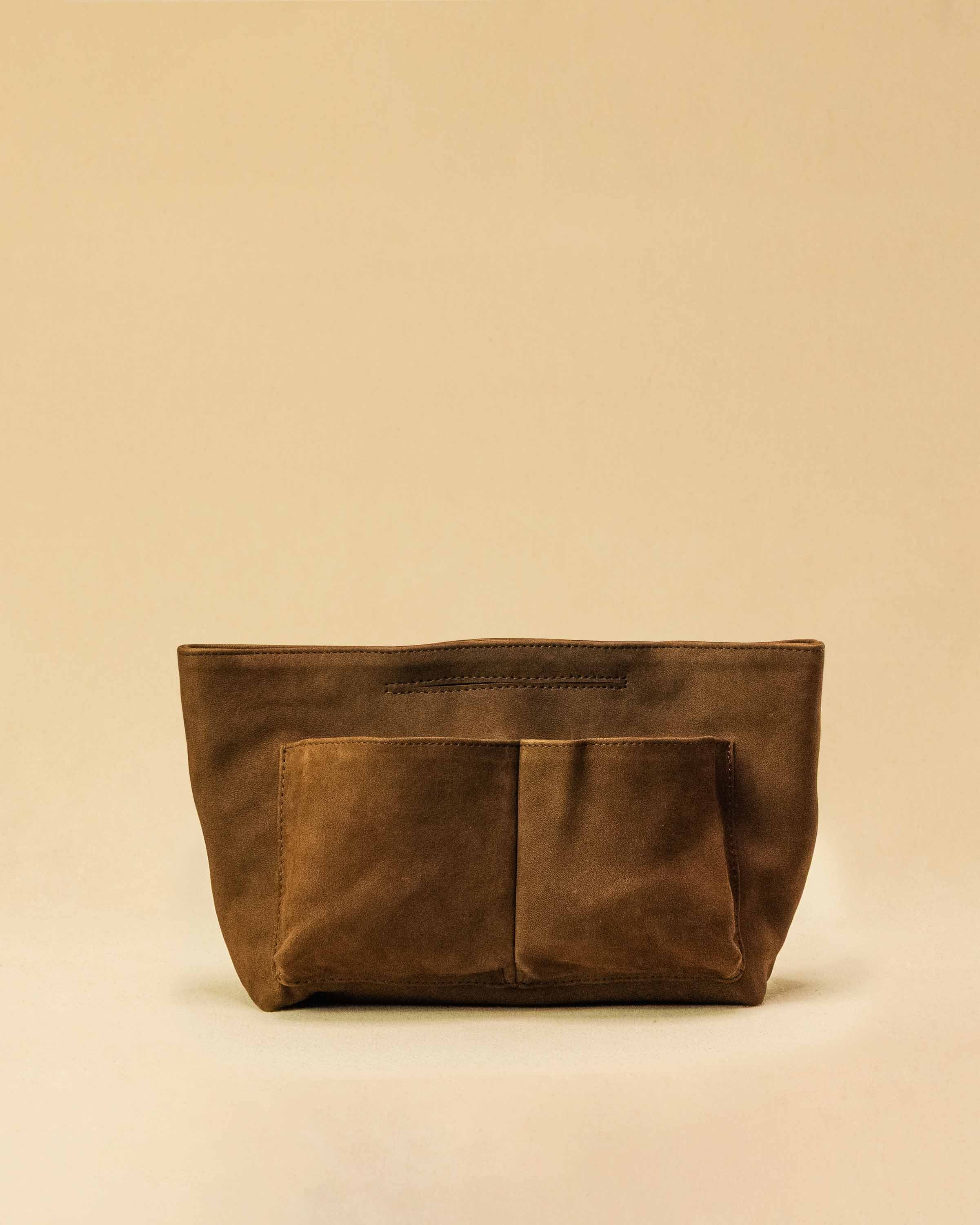 The Bag Organizer PENNY by LABEL17 is crafted from supple suede leather and brings effortless style and order to large handbags. With integrated outer and inner compartments and a magnetic closure, it fits perfectly into our Shoulder Bag ORIGINAL.