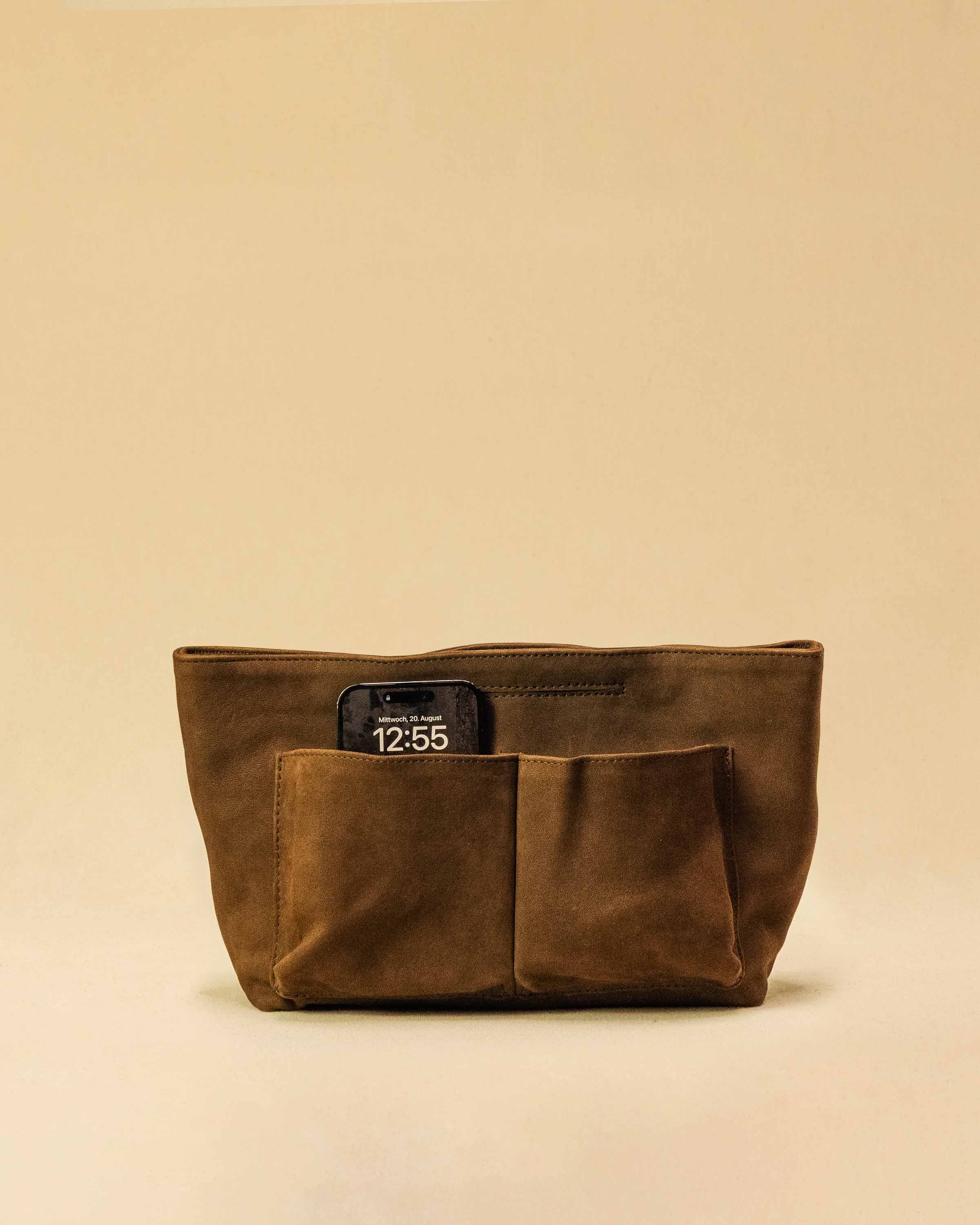 The Bag Organizer PENNY by LABEL17 is crafted from supple suede leather and brings effortless style and order to large handbags. With integrated outer and inner compartments and a magnetic closure, it fits perfectly into our Shoulder Bag ORIGINAL.
