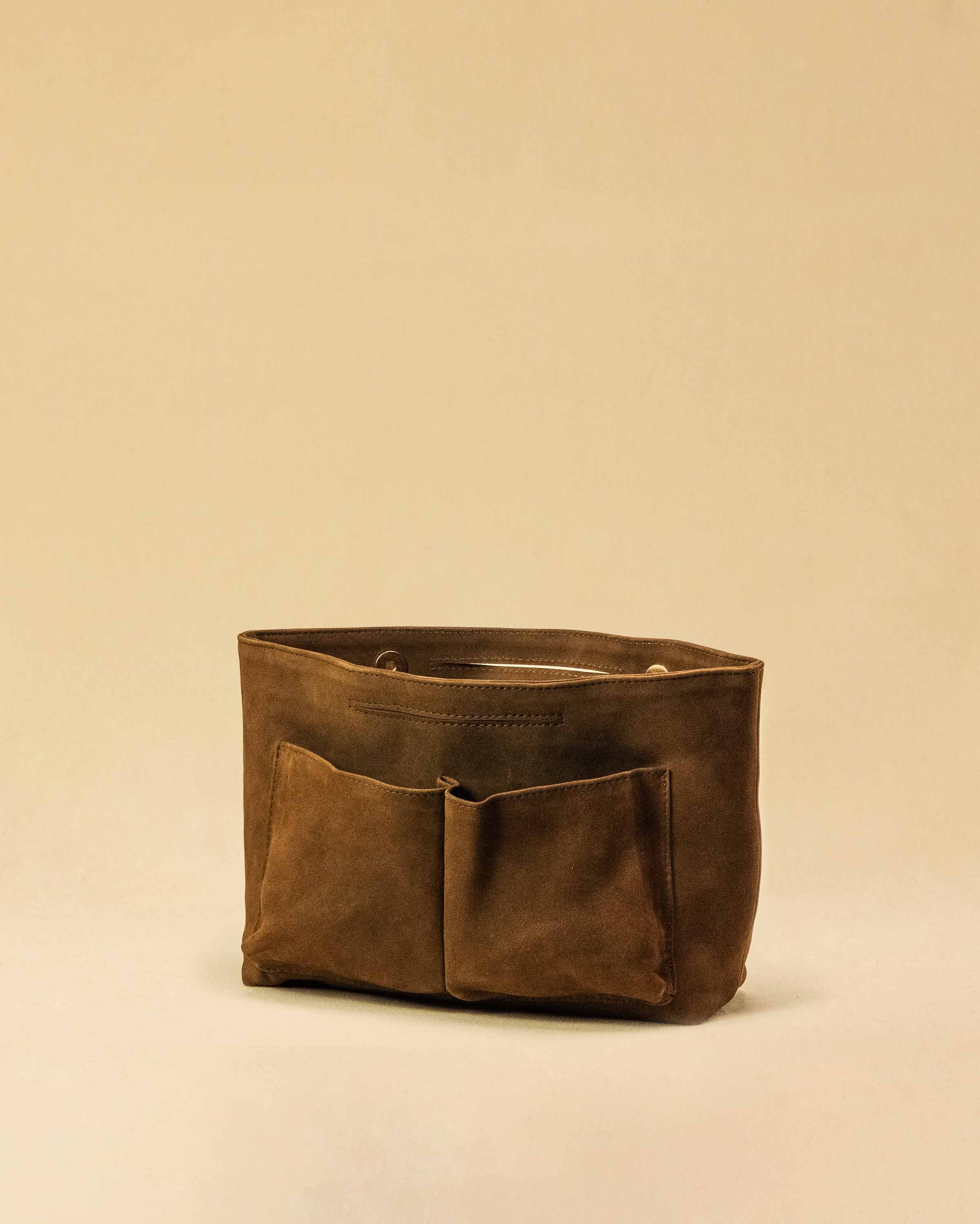 The Bag Organizer PENNY by LABEL17 is crafted from supple suede leather and brings effortless style and order to large handbags. With integrated outer and inner compartments and a magnetic closure, it fits perfectly into our Shoulder Bag ORIGINAL.