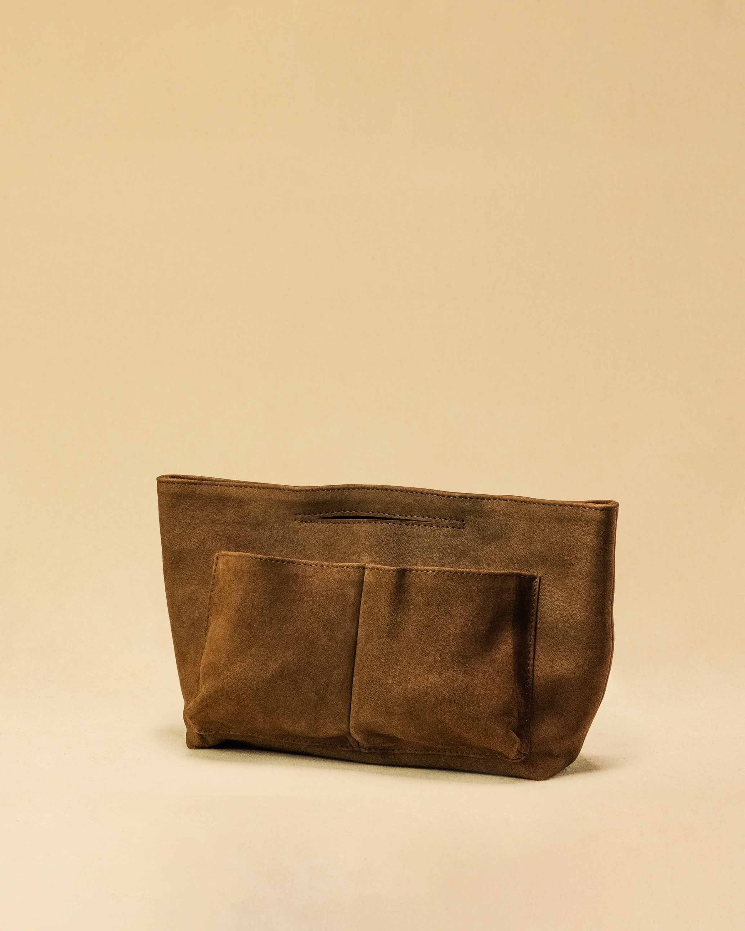 The Bag Organizer PENNY by LABEL17 is crafted from supple suede leather and brings effortless style and order to large handbags. With integrated outer and inner compartments and a magnetic closure, it fits perfectly into our Shoulder Bag ORIGINAL.
