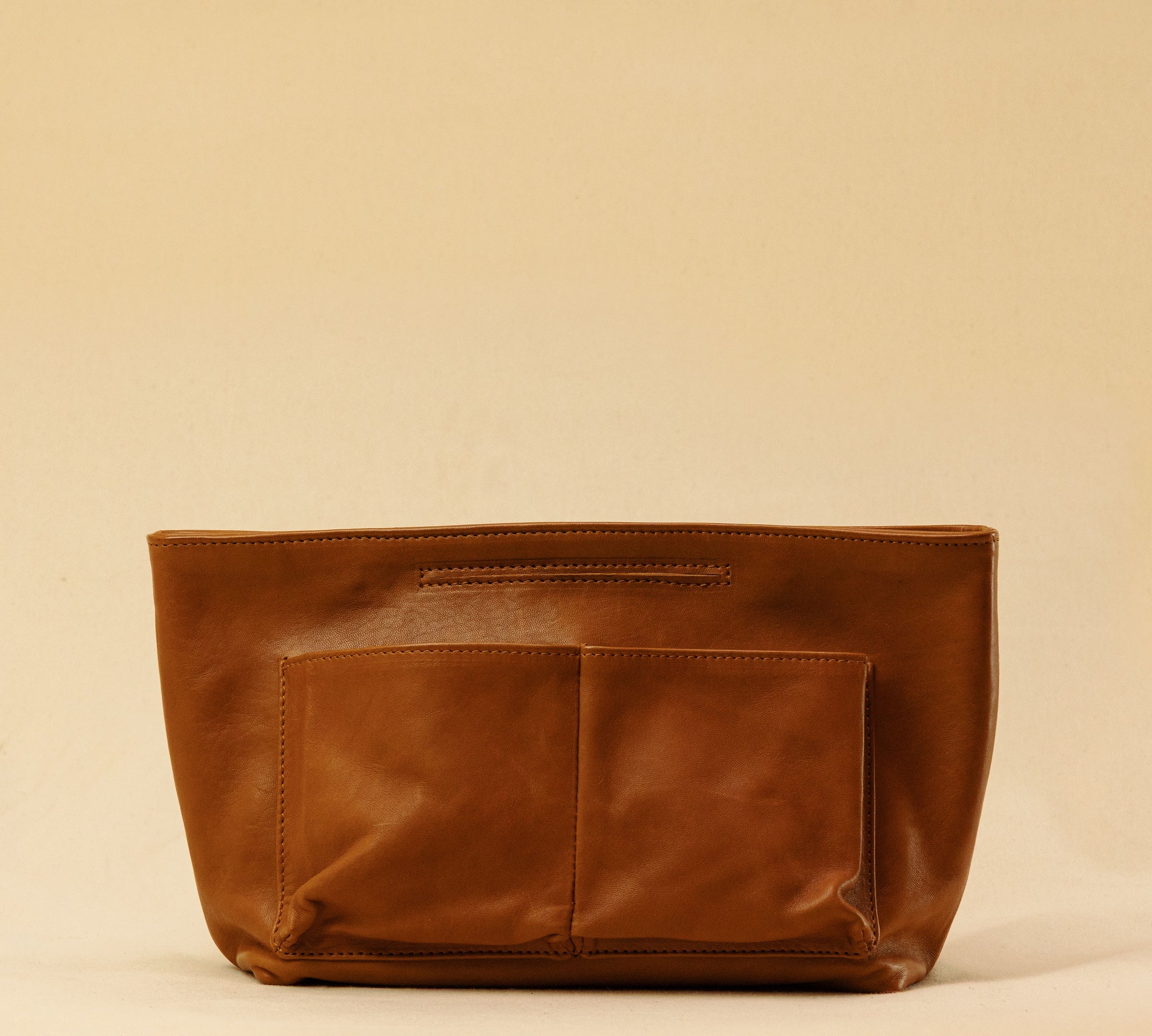 The Bag Organizer PENNY by LABEL17 is crafted from supple nappa leather and brings effortless style and order to large handbags. With integrated outer and inner compartments and a magnetic closure, it fits perfectly into our Shoulder Bag ORIGINAL.