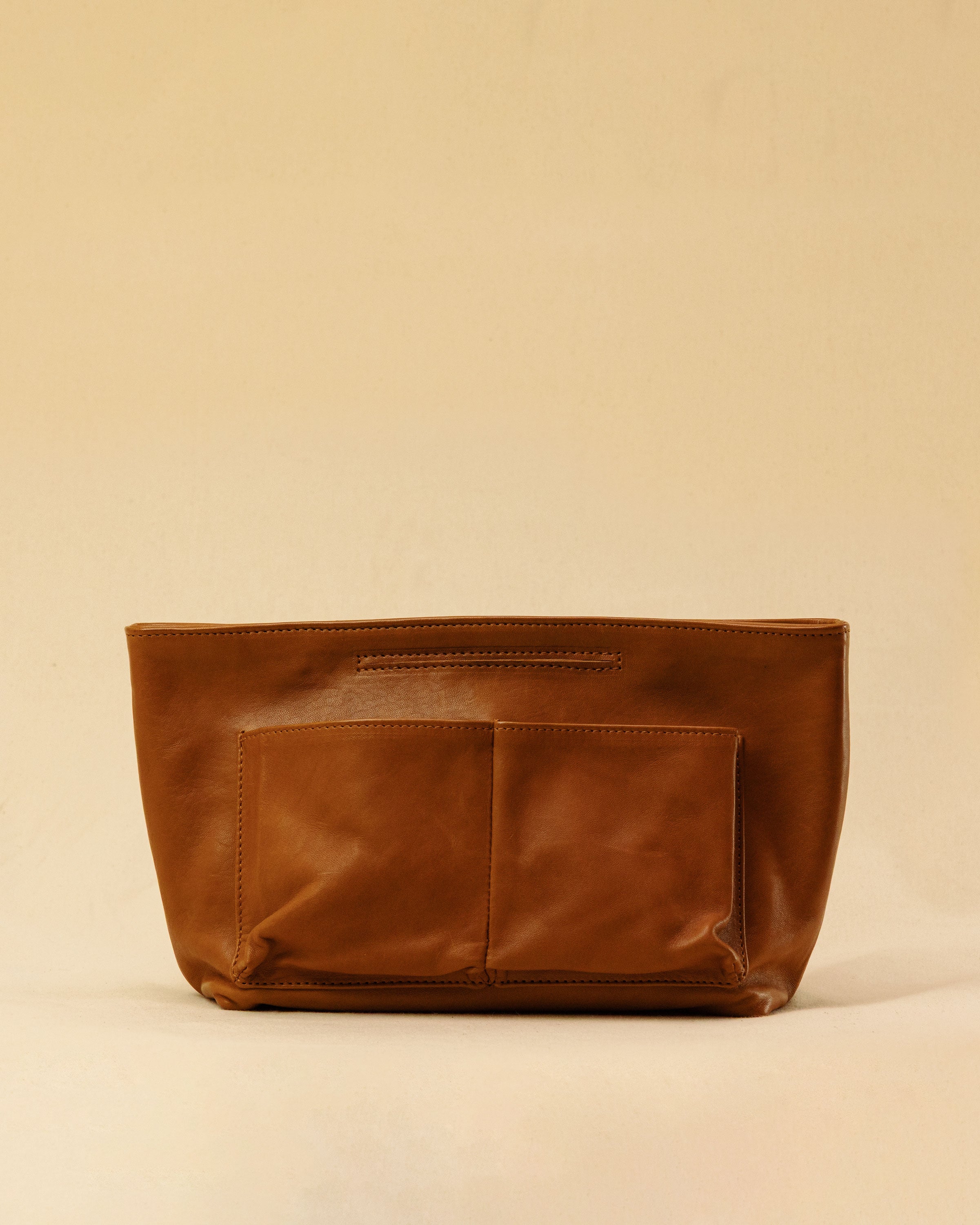 The Bag Organizer PENNY by LABEL17 is crafted from supple nappa leather and brings effortless style and order to large handbags. With integrated outer and inner compartments and a magnetic closure, it fits perfectly into our Shoulder Bag ORIGINAL.