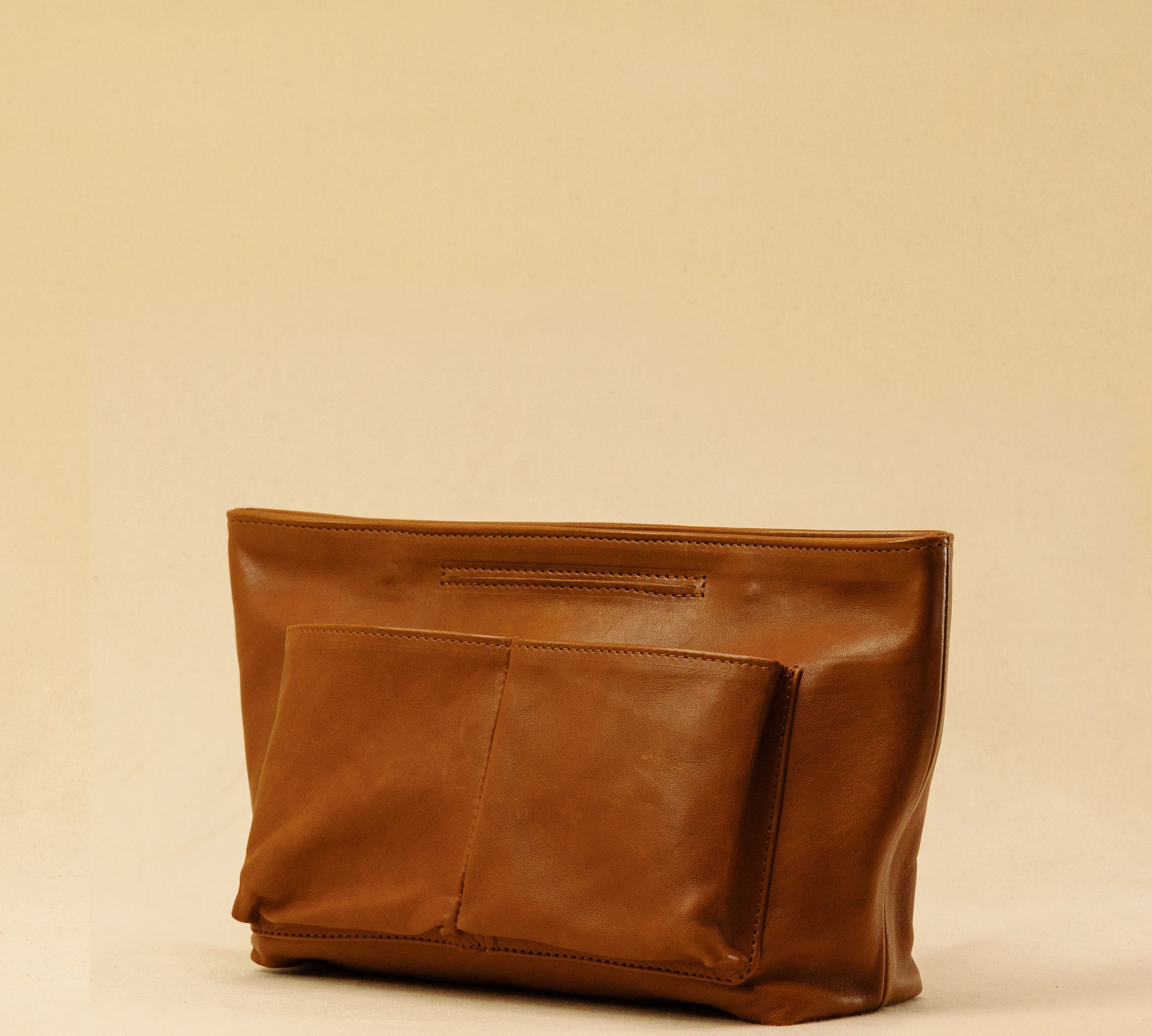 The Bag Organizer PENNY by LABEL17 is crafted from supple nappa leather and brings effortless style and order to large handbags. With integrated outer and inner compartments and a magnetic closure, it fits perfectly into our Shoulder Bag ORIGINAL.