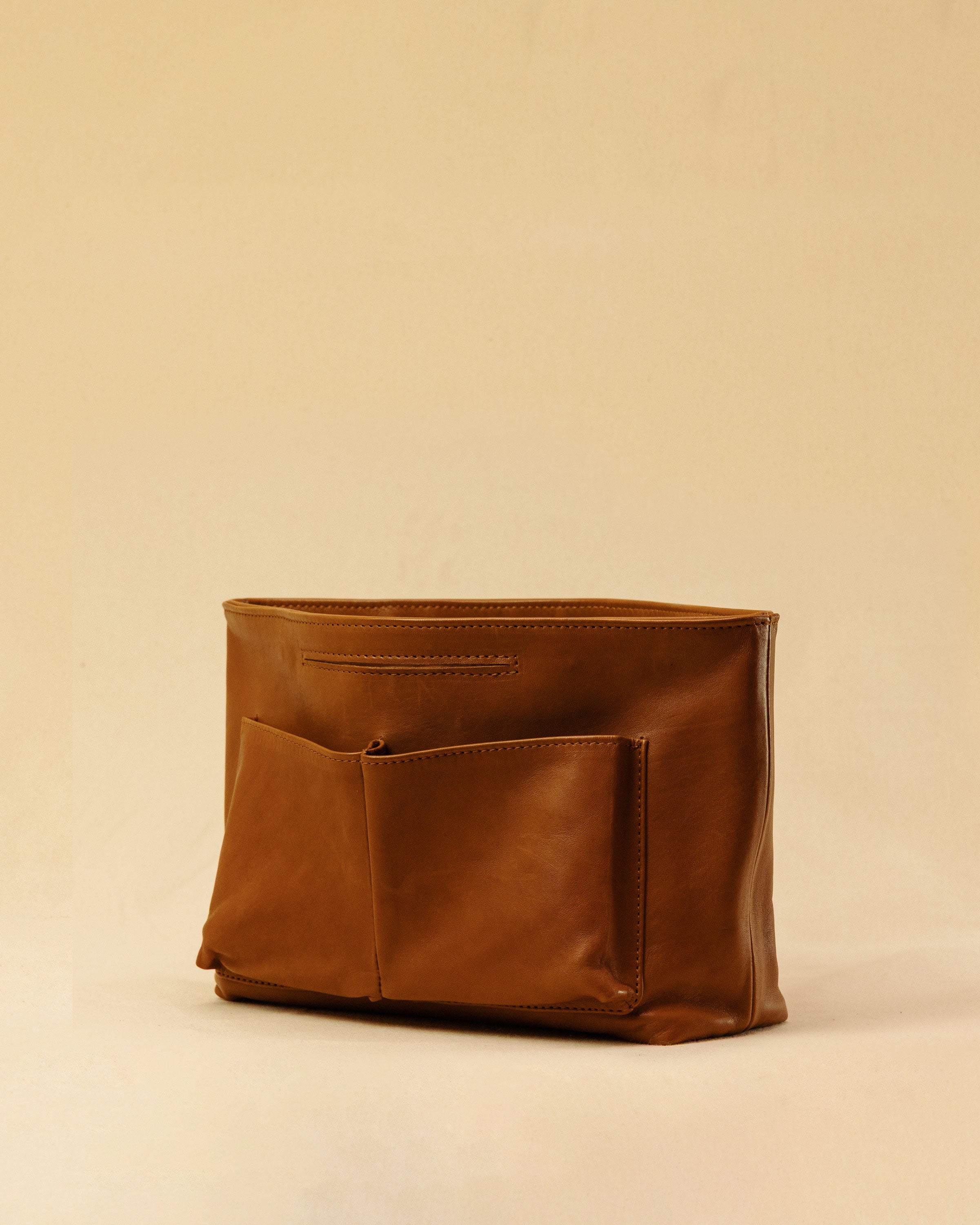 The Bag Organizer PENNY by LABEL17 is crafted from supple nappa leather and brings effortless style and order to large handbags. With integrated outer and inner compartments and a magnetic closure, it fits perfectly into our Shoulder Bag ORIGINAL.