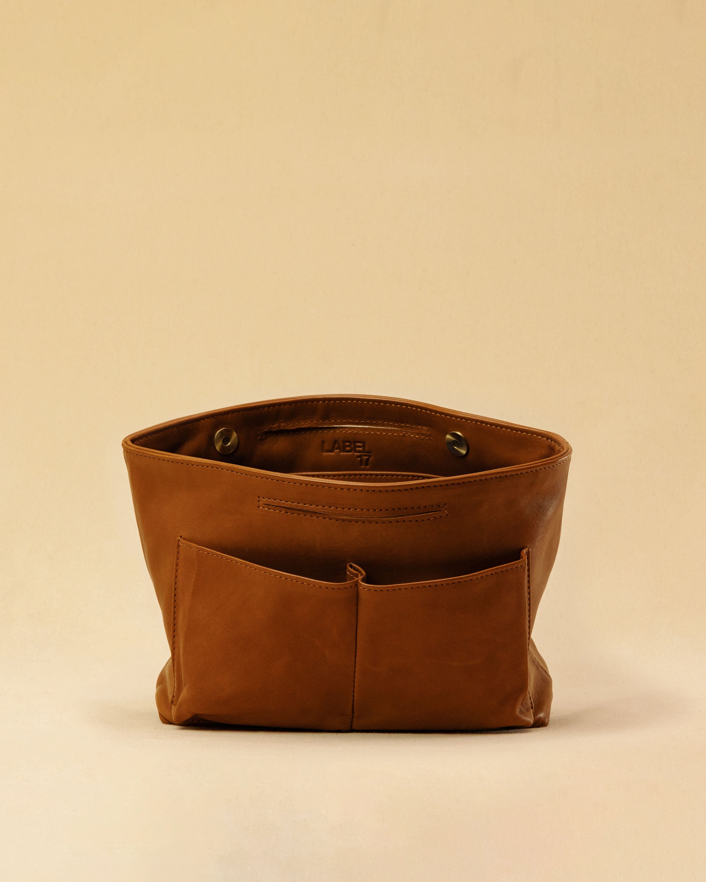 The Bag Organizer PENNY by LABEL17 is crafted from supple nappa leather and brings effortless style and order to large handbags. With integrated outer and inner compartments and a magnetic closure, it fits perfectly into our Shoulder Bag ORIGINAL.
