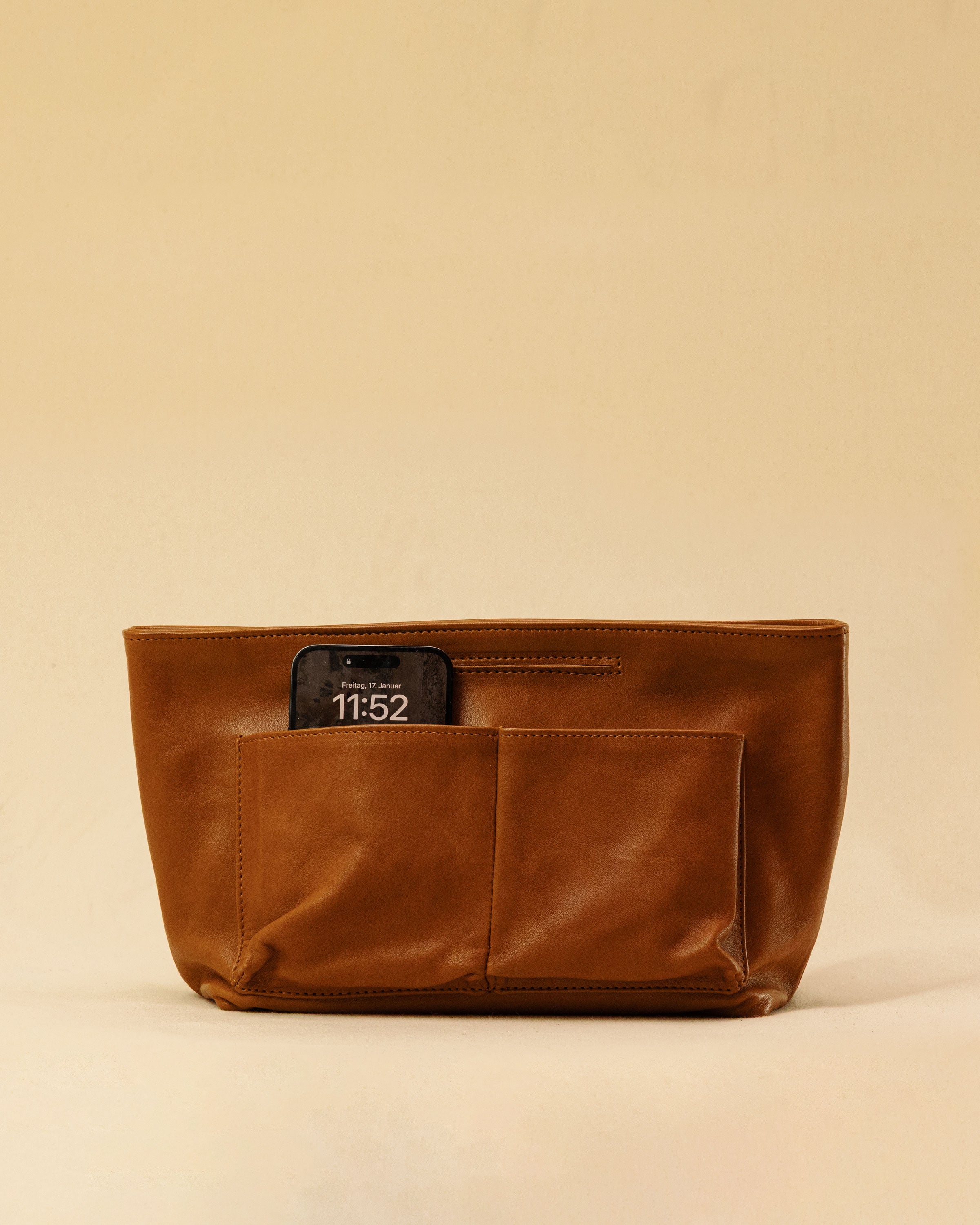 The Bag Organizer PENNY by LABEL17 is crafted from supple nappa leather and brings effortless style and order to large handbags. With integrated outer and inner compartments and a magnetic closure, it fits perfectly into our Shoulder Bag ORIGINAL.