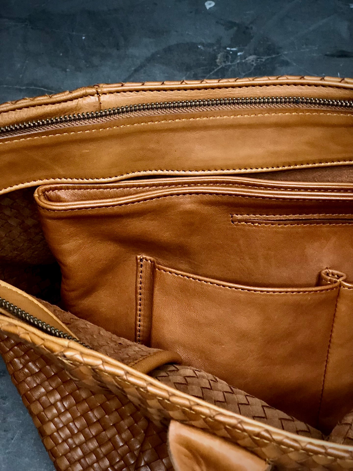Der Bag Organizer von LABEL17 ist aus geschmeidigem Nappaleder gefertigt und sorgt auf leichte und stilvolle Art für Ordnung und Übersicht in grossen Taschen. Mit Integrierten Aussen- und Innenfächern und magnetischem Verschluss passt Sie perfekt in die Shoulder Bag Original.