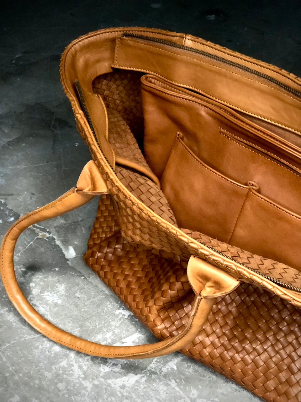 The Bag Organizer PENNY by LABEL17 is crafted from supple nappa leather and brings effortless style and order to large handbags. With integrated outer and inner compartments and a magnetic closure, it fits perfectly into our Shoulder Bag ORIGINAL.