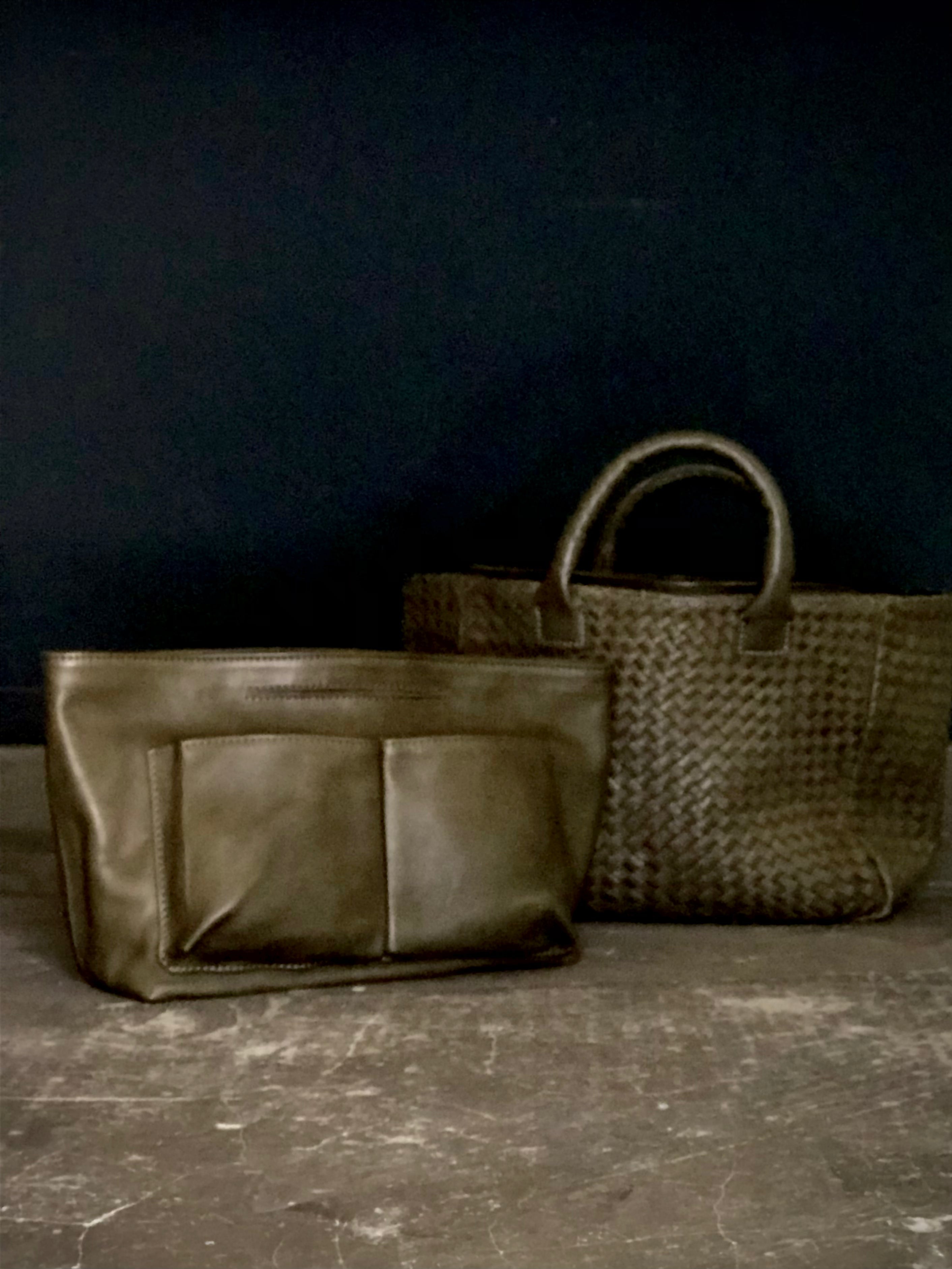The Bag Organizer PENNY by LABEL17 is crafted from supple nappa leather and brings effortless style and order to large handbags. With integrated outer and inner compartments and a magnetic closure, it fits perfectly into our Shoulder Bag ORIGINAL.