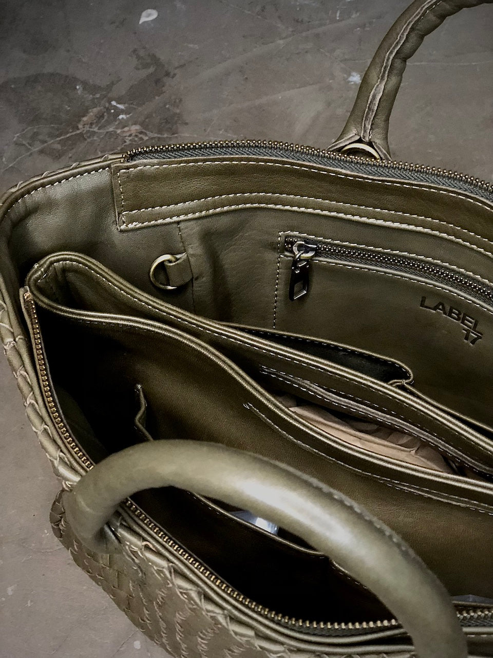Der Bag Organizer von LABEL17 ist aus geschmeidigem Nappaleder gefertigt und sorgt auf leichte und stilvolle Art für Ordnung und Übersicht in grossen Taschen. Mit Integrierten Aussen- und Innenfächern und magnetischem Verschluss passt Sie perfekt in die Cabas Bags.